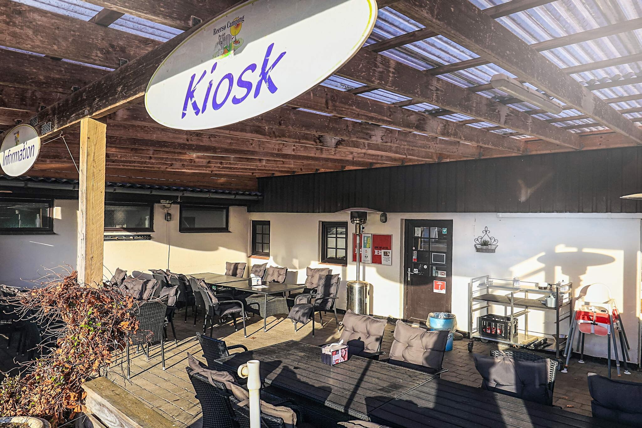 open kitchen(cooker(2 ring stoves), hood, coffee machine, oven(mini), fridge), Living/bed room(double folding bed, TV), bedroom(double bed), bedroom(2x bunk bed), bathroom(washbasin, shower, toilet), heating(electric), parking