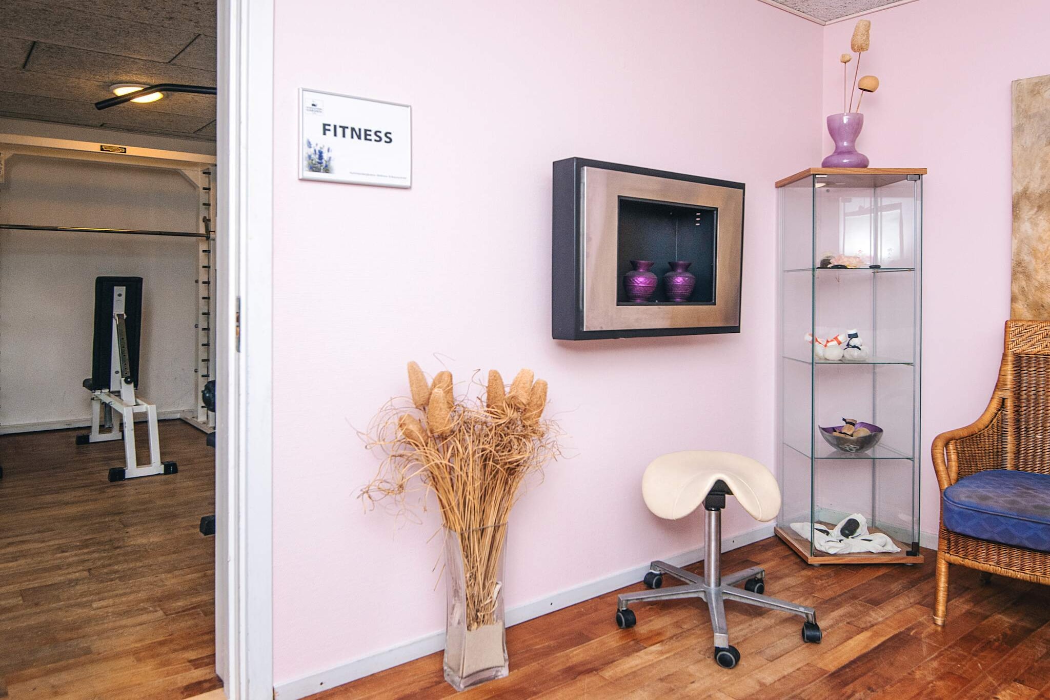 Kitchen(wood cooker, coffee machine, oven, microwave, fridge), Living/bed room(TV), bedroom(single bed, double bed), bathroom(washbasin, shower, toilet), stove(2 ring stoves), oven, washing machine, courtyard, terrace, garden furniture, parking, swimming pool