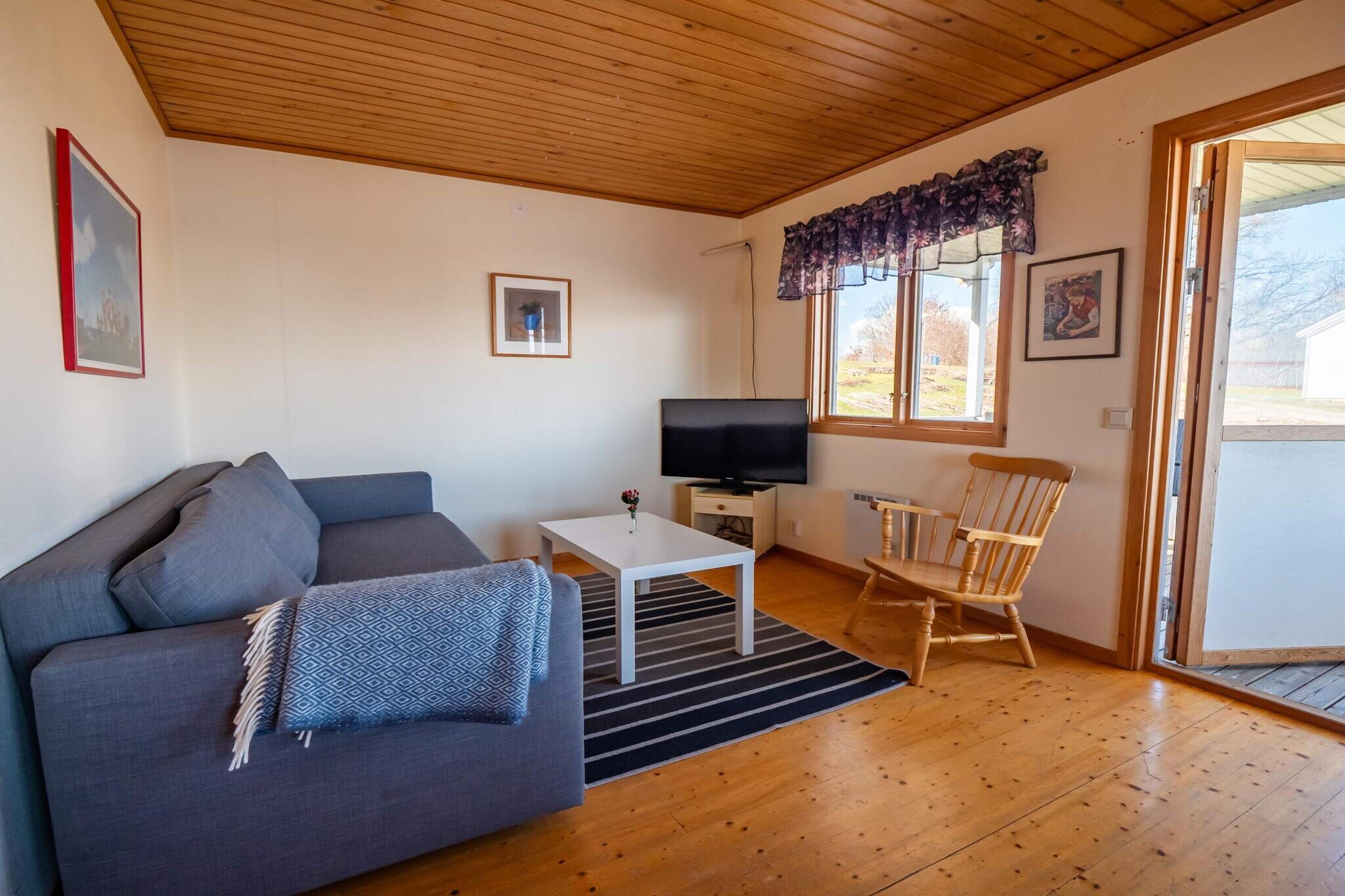 A warm welcome to Lilla BrattÃ¶n! A car-free island that you can reach easily and conveniently by ferry. Experience an archipelago idyll on Lilla BrattÃ¶n in BohuslÃ¤n this summer. Here you will always be close to the child-friendly sandy beach and the popular diving tower. End the day in the best way possible with dinner at Elviras SkÃ¤rgÃ¥rdskrog, where local flavors are combined with a fantastic sea view! The cottages are divided into three different categories: Elegance, Finess and Charm. PARKING Lilla BrattÃ¶n is car-free, there is an unguarded free parking lot right next to AlmÃ¶bryggan, at TjÃ¶rnbro Arena and at Restaurang TjÃ¶rnbron. Remember not to leave valuables in the car. It is a maximum of 6 minutes walk from the parking lot to the reception at TjÃ¶rnbro Arena. FERRY To get to Lilla BrattÃ¶n you need to take a ferry. Departure is from AlmÃ¶ jetty, a 2-minute walk from the reception at TjÃ¶rnbro Arena. Parking is available near the ferry landing. No advance booking is required. Ferry travel time is 5 minutes. CABIN Each cabin has a kitchen with stove, oven, microwave, refrigerator, freezer, and coffee maker. Simple kitchen equipment and crockery are available in the cabin. There is also access to a grill to borrow on the island. There is a toilet with a shower. As a guest, you bring all consumables such as coffee filters, toilet paper, dishwashing detergent, dishcloth, dish brush, towels, bed linen, shampoo, conditioner, soap. Smoking is absolutely prohibited in the cabin. A fee of 5000 SEK will be charged for smoking. Here at Lilla BrattÃ¶n we want you as a guest to relax to the fullest and we would like to point out that there is no TV or Wifi in the cabin. Wifi access is available at Elviras SkÃ¤rgÃ¥rdskrog. BEACHES On Lilla BrattÃ¶n there are several swimming areas to enjoy. Everything from the large swimming area with diving tower, jetties and the wood-fired sauna to small cozy hidden coves. DOGS &amp; BICYCLES Lilla BrattÃ¶n has two cottages (Flottviken and Havsviken) where pets are welcome. On Lilla BrattÃ¶n all dogs must be on a leash and are not allowed in the swimming area and playground. Bicycles, skateboards, inlines and the like on wheels are unfortunately not allowed on the island. SERVICE SHOP On Lilla BrattÃ¶n there is a small service shop with a basic range during the high season. CHECK IN Every day: no earlier than 3:00 PM Check-in takes place at the reception at TjÃ¶rnbro Arena. There you will receive a key, information and a map. Allow at least 45 minutes for check-in to the ferry departure. You can leave your luggage in the car when you go to check-in and pick it up on the way to the ferry. If you have booked bed linen, you can pick it up at the Lilla BrattÃ¶n office. CHECK OUT All days: Leave the cottage no later than 10:00. Check-out takes place at the reception at TjÃ¶rnbro Arena no later than 11:00. When you leave the cottage, it must be properly cleaned according to the cleaning list in the cottage. We will check the cottage after check-out and document any errors. If the cottage is not properly cleaned, a cleaning fee of 2500 SEK will be charged. It is possible to book a final cleaning of the cottage. If you have rented bed linen, these must be handed in to the Lilla BrattÃ¶n office. CLEANING, BED LINEN, LAUNDRY FACILITIES The cottage has cleaning equipment with vacuum cleaner, mop, bucket, cleaning agents, rags. When you leave the cottage, it must be properly cleaned according to the cleaning list found in the cottage. We will inspect the cottage after check-out and document any errors. If the cottage is not properly cleaned, a cleaning fee of 2500 SEK will be charged. It is possible to book a final cleaning of the cottage. This can be booked no later than 7 days before arrival. Bed linen and towels can be booked no later than 2 days before arrival.