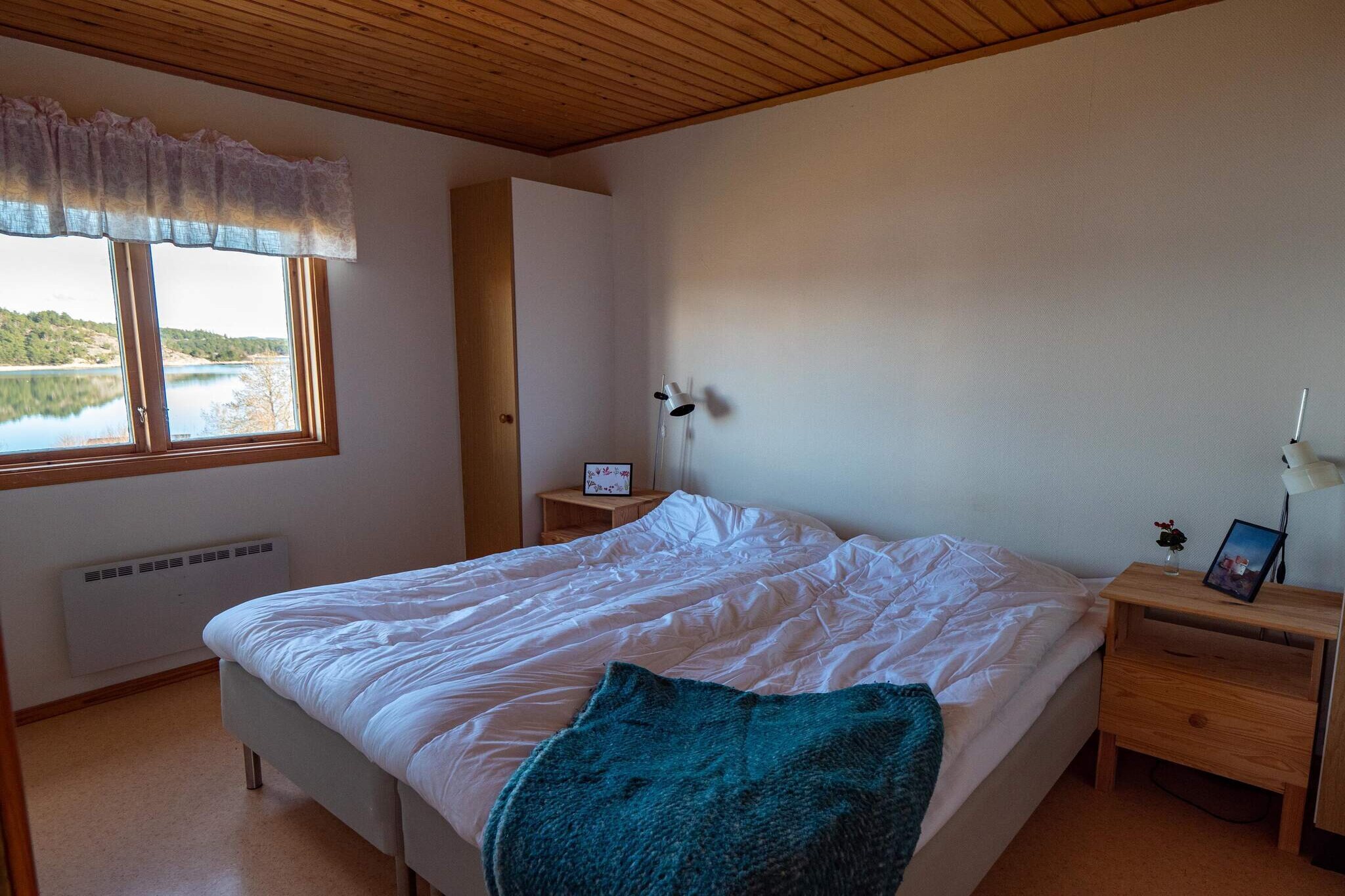 Kitchen(cooker(2 ring stoves, gas), coffee machine, microwave, dishwasher, fridge(+ freezer)), Living/bed room(double folding bed), bedroom(single bed), bedroom(single bed), bedroom(2x bunk bed), heating(electric), parking