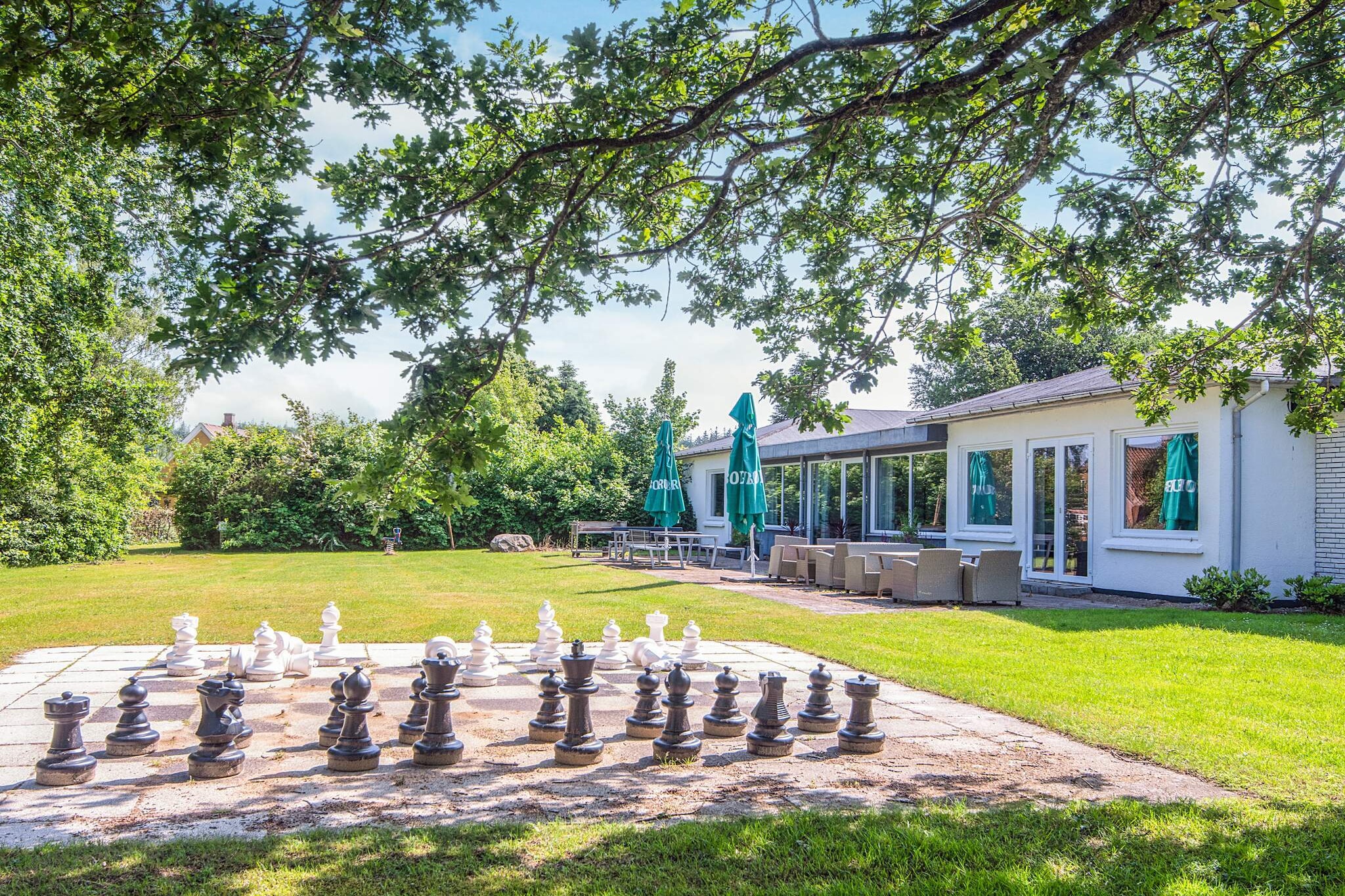 Kitchen(shared with other guests)(coffee machine, fridge), bedroom(2x single bed, TV), bathroom(shared with other guests)(toilet), heating(electric), garden, parking