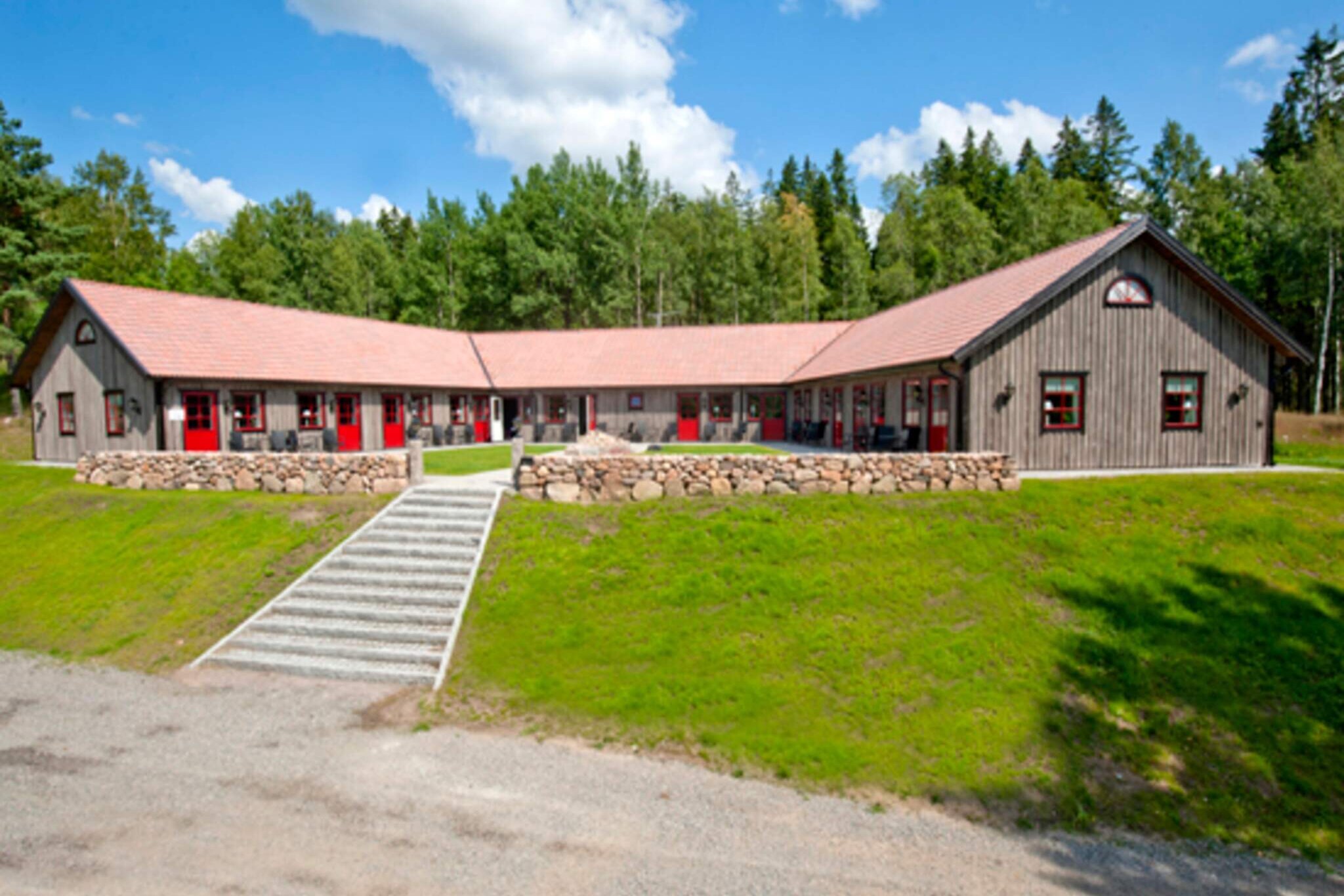 This charming little hotel offers beautiful rooms with stunning natural surroundings. All rooms have a private bathroom, TV, desk, and direct access to a patio overlooking the garden or lake. The rooms have a small mini fridge, There are two room types and parking is available. The larger room has a comfortable sofa in the living room and all rooms have Wi-Fi. Guests can enjoy cycling, fishing, or hiking in the beautiful surroundings. A stay here is both relaxing and inviting, with nature encouraging activity. The hotel is ideally located in Håcksvik and is surrounded by natural beauty, including lakes and gardens, perfect for outdoor activities. A short distance away, you will find Gekås Ullared, a popular department store, just 42 km away. Local cafés and markets offer a taste of regional cuisine and are an excellent place to explore. The nearest travel stations include bus and train lines, making it easy to reach surrounding attractions and the nearest airports. Additional amenities include a private bathroom with a shower, and bedding and towels are provided. Guests can also enjoy a breakfast buffet at an additional cost, which is available upon advance booking. Please note that there is no kitchen available for use, and the nearest restaurant and shop are approximately 13 km away.