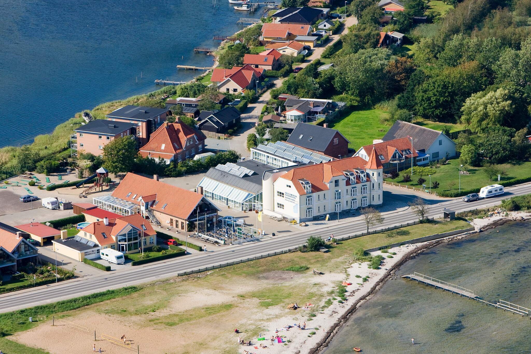 open kitchen(cooker(2 ring stoves), hood, coffee machine, oven, fridge(+ freezer)), Living/bed room(4x single folding bed, TV(satellite)), bedroom(double bed), bathroom(bathtub or shower, toilet), solarium, washing machine(shared with other guests, paid), heating(electric), parking, swimming pool