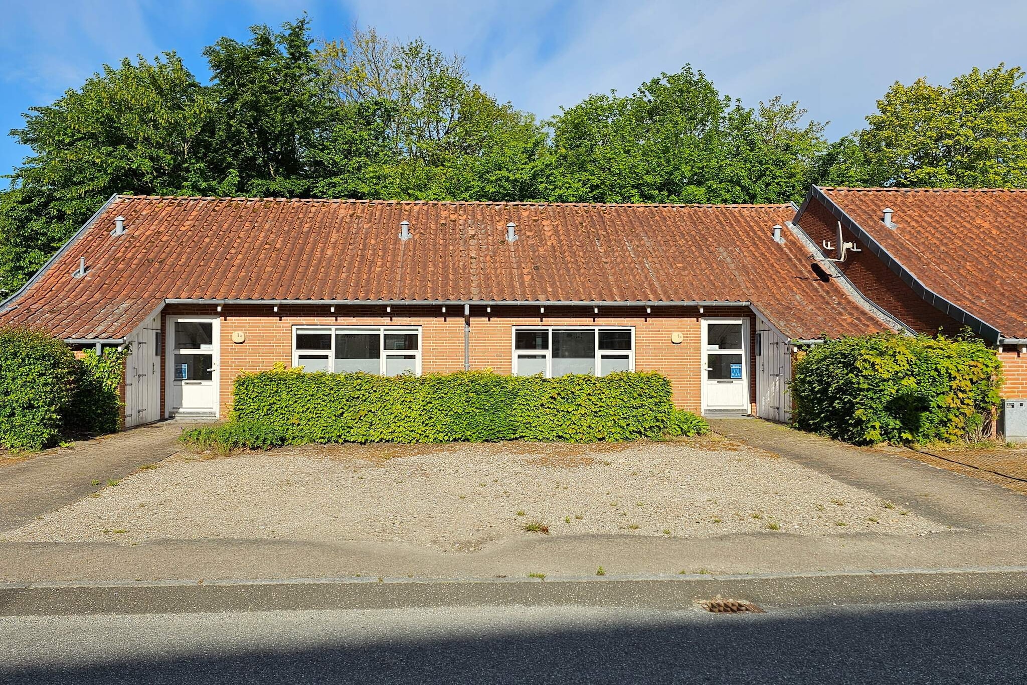 Gudum Park is a cosy and welcoming holiday park designed primarily for international and national workers on both short and long-term assignments. Perfectly suited for construction projects or extended stays, Gudum Park combines comfort and functionality with a homely atmosphere. Whether you're here for a short break or a lengthy stay, the park aims to offer a seamless experience with excellent facilities and a relaxing environment after a hard day's work. Guests can enjoy activities such as leisurely walks in the landscaped gardens, playing cards in the lounge areas, or unwinding with a cup of coffee while watching TV. There’s also an outdoor terrace perfect for enjoying a peaceful evening or socialising with fellow guests. The park provides a variety of amenities to ensure a comfortable stay. Guests have access to three lounge areas within the main building, where they can relax, watch TV, or enjoy a cup of coffee. Evening meals are served daily, and free Wi-Fi is available throughout the property. In addition, the park features 24 business rooms in an independent structure for added privacy. Guests can also enjoy outdoor activities like cycling, jogging, or simply relaxing on the terrace, taking in the views of the surrounding landscape. The park’s homely atmosphere encourages a balance of work and relaxation, making it an ideal location for both professional and personal downtime. Gudum Park offers four different room types to cater to a wide range of needs. The Business Single Room is perfect for solo travelers, offering a 20m² space with a private bathroom and garden view. The Standard Single Room, with its 12m² size, is a compact option for guests who require a basic room with a sink. For couples or team members, the Business Double Room and Standard Double Room provide more spacious accommodation, each with a private bathroom and garden view. Whether you choose a single or double room, all guests enjoy access to shared amenities like the TV lounge and free Wi-Fi. Guests can also make use of additional facilities such as the outdoor seating area for relaxation or informal meetings. No deposit is charged, but ID is required upon arrival. Linen (beds are made) and towels are provided. There are no kitchens in the rooms, and therefore no kitchen equipment. There is also no need to empty a dishwasher as part of the final cleaning. Pets are welcome for an additional fee, provided they are not left unattended and do not cause any disturbance.