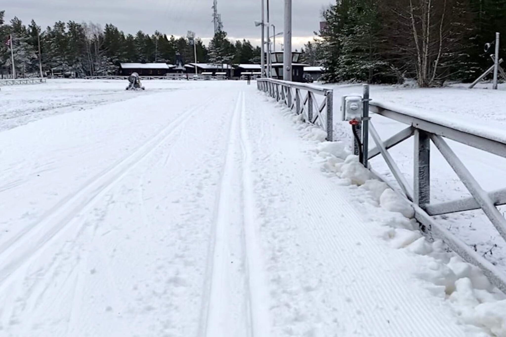 Kitchen(shared with other guests)(cooker(electric), coffee machine, oven, microwave, dishwasher, fridge-freezer), bedroom(single bed), bathroom(shared with other guests)(shower(shared with other guests), toilet), heating(central), parking