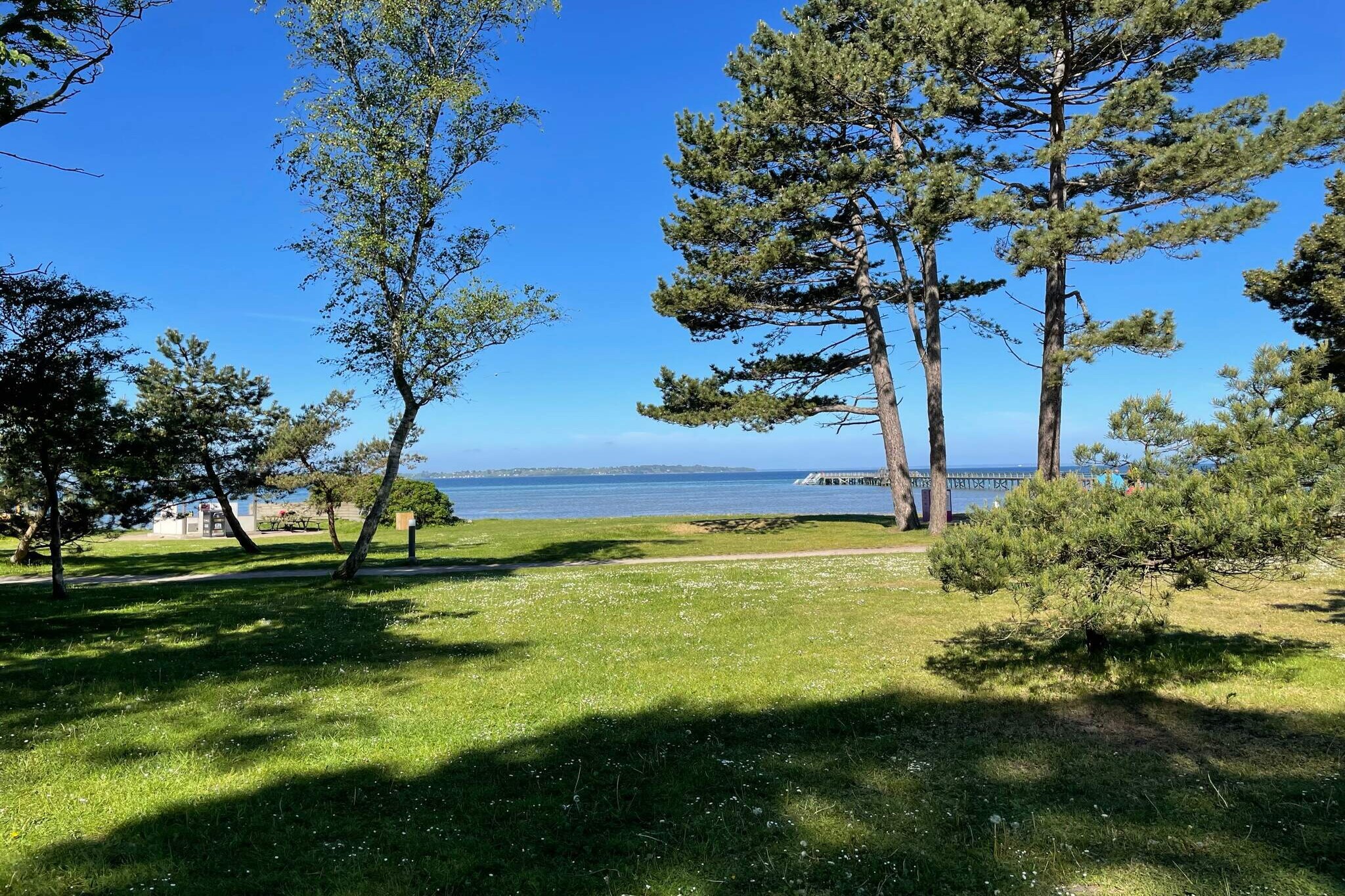 Welcome to your comfortable accommodation in MalmÃ¶ (Limhamns SjÃ¶stad) â€“ whether you're traveling for business or leisure! Discover these fully furnished and tastefully decorated apartments in MalmÃ¶ â€“ perfect for business travelers, families, or friends. All apartments come equipped with bed linens, and final cleaning is included, so you can focus on enjoying your stay without any hassle.  The apartments have varying layouts but maintain the same high standard â€“ with thoughtful details and modern amenities. Here, you're close to everything, with easy access to buses, taxis, car routes, or why not take a walk to explore MalmÃ¶'s many experiences?  Enjoy the proximity to the beach, golf courses, charming ice cream shops, and pizzerias. For food lovers, the popular Lilla Torg and the vibrant MÃ¶llevÃ¥ngstorget are just a stoneâ€™s throw away. Rent an electric boat on the canal, visit local museums, or discover even more hidden gems. Whether you're staying for a weekend or a longer period, our apartments offer a place to truly feel at home.  Welcome to a comfortable and experience-rich stay in the heart of MalmÃ¶!