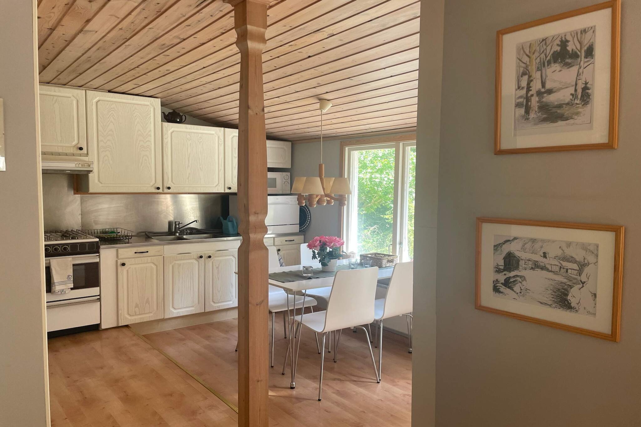 Abgeschiedener Aufenthalt im Wald mit Nebengebäude-Innenbereich