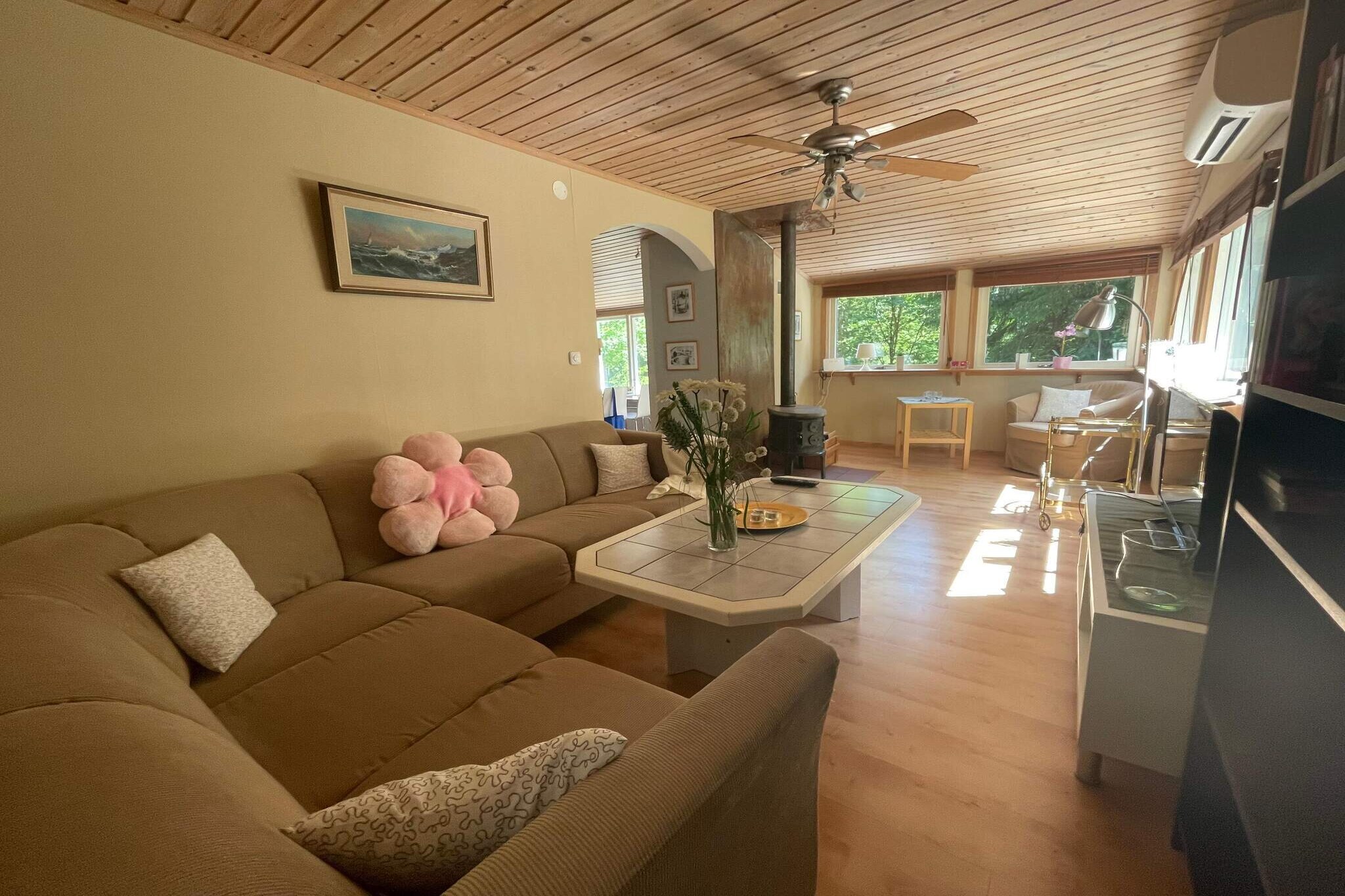 Abgeschiedener Aufenthalt im Wald mit Nebengebäude-Innenbereich