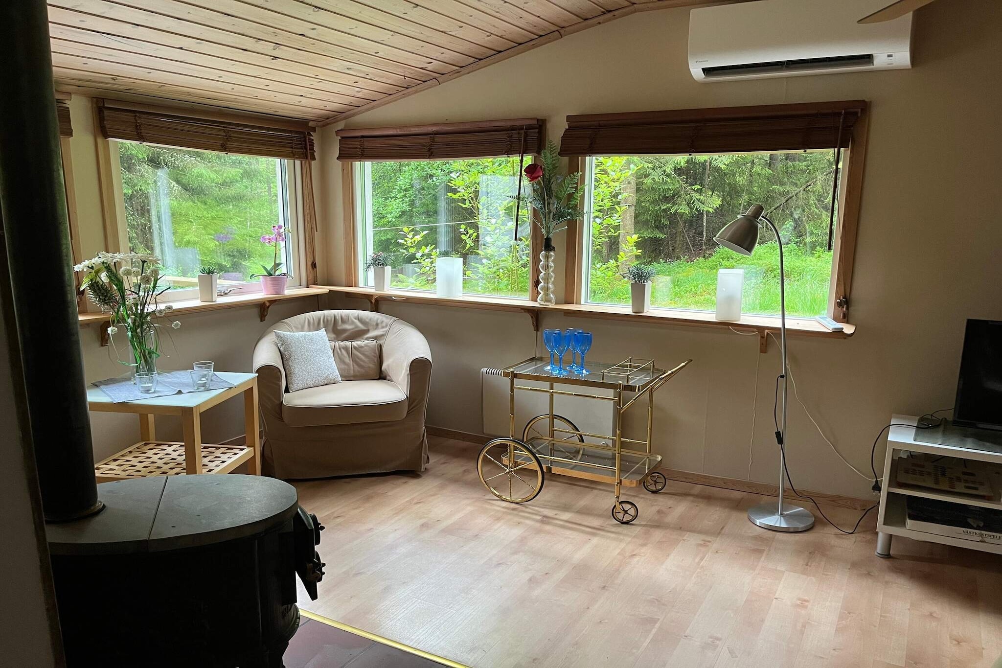 Abgeschiedener Aufenthalt im Wald mit Nebengebäude-Innenbereich