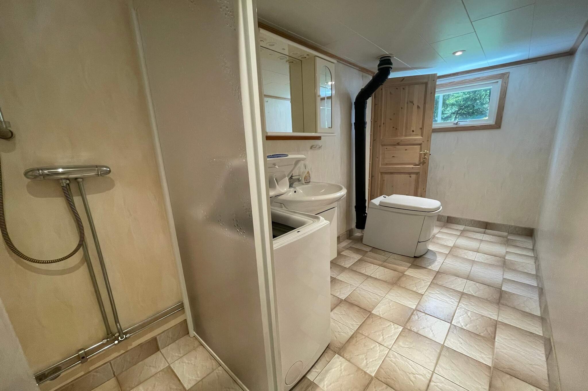 Abgeschiedener Aufenthalt im Wald mit Nebengebäude-Innenbereich