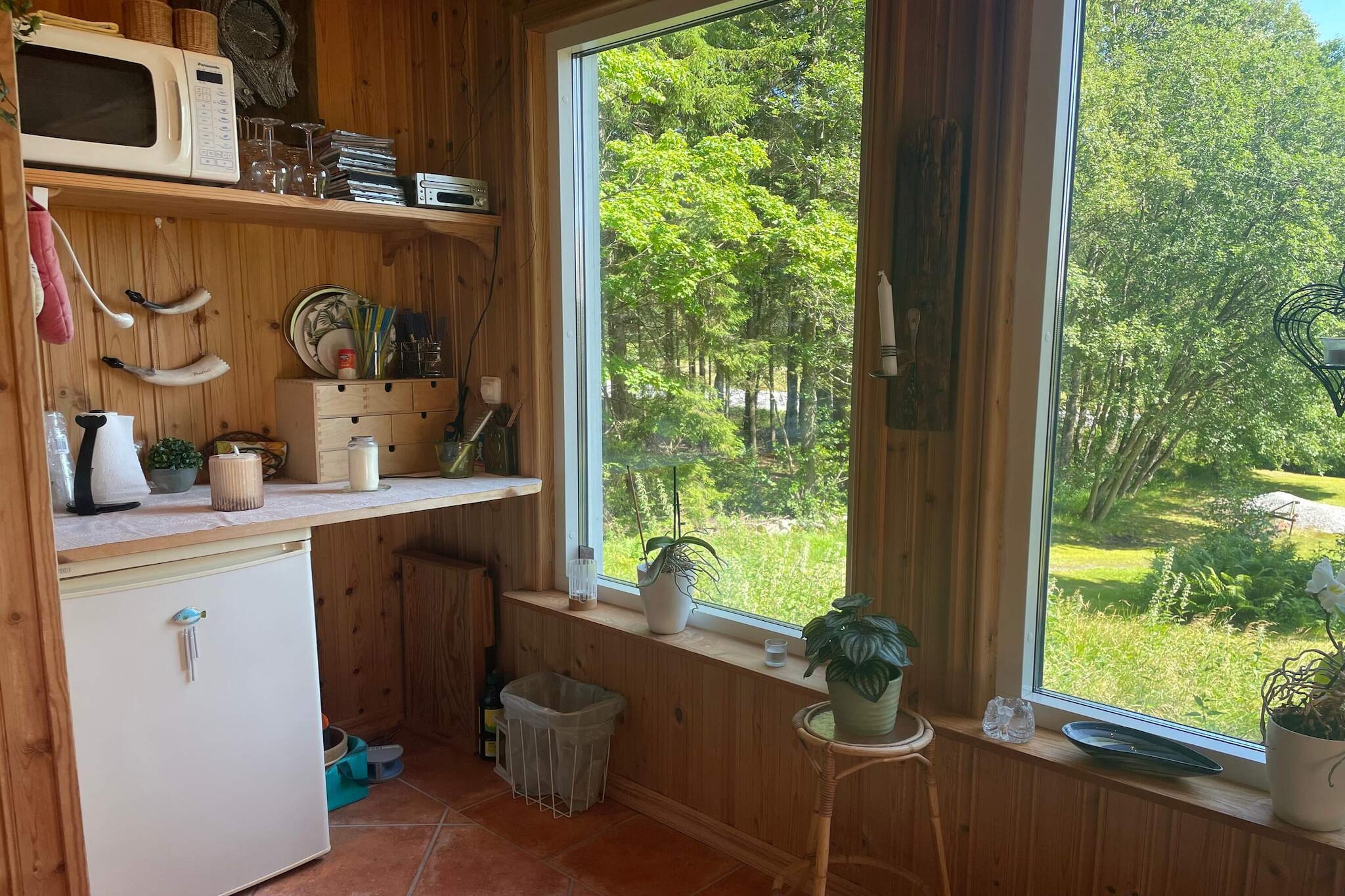 Abgeschiedener Aufenthalt im Wald mit Nebengebäude-Innenbereich