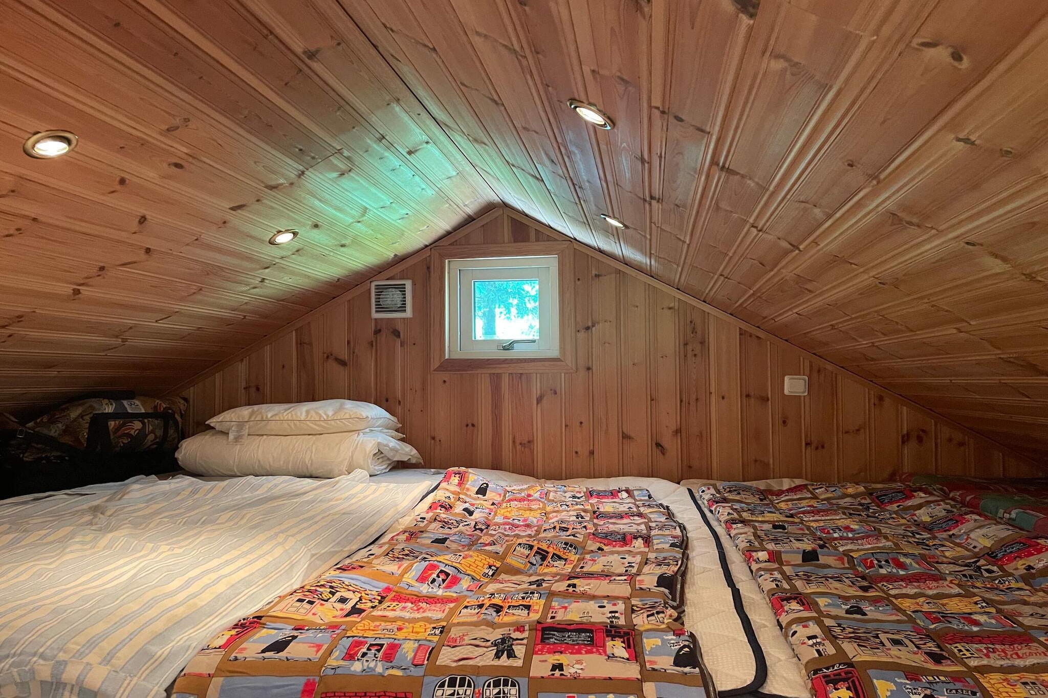 Abgeschiedener Aufenthalt im Wald mit Nebengebäude-Innenbereich