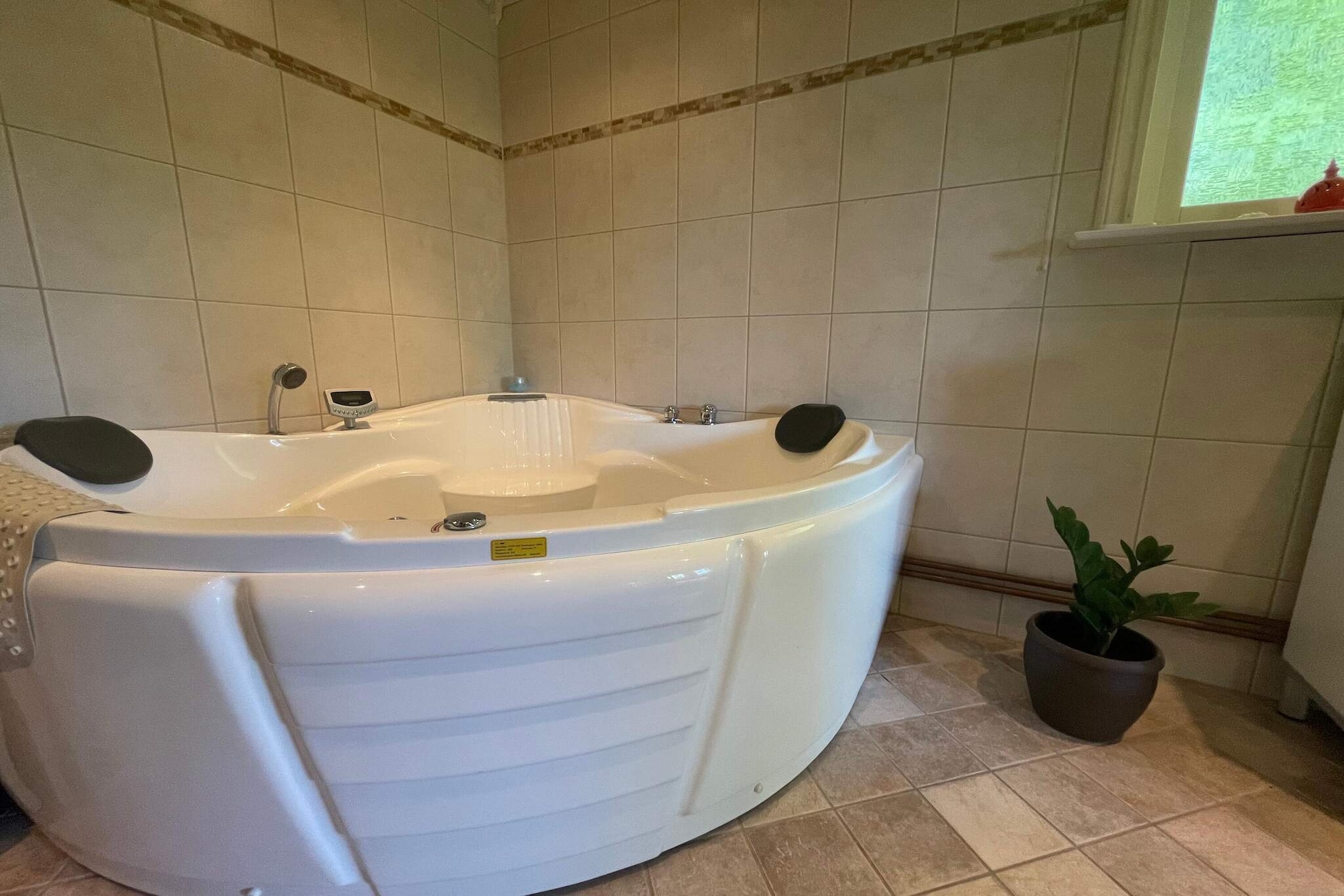 Abgeschiedener Aufenthalt im Wald mit Nebengebäude-Innenbereich