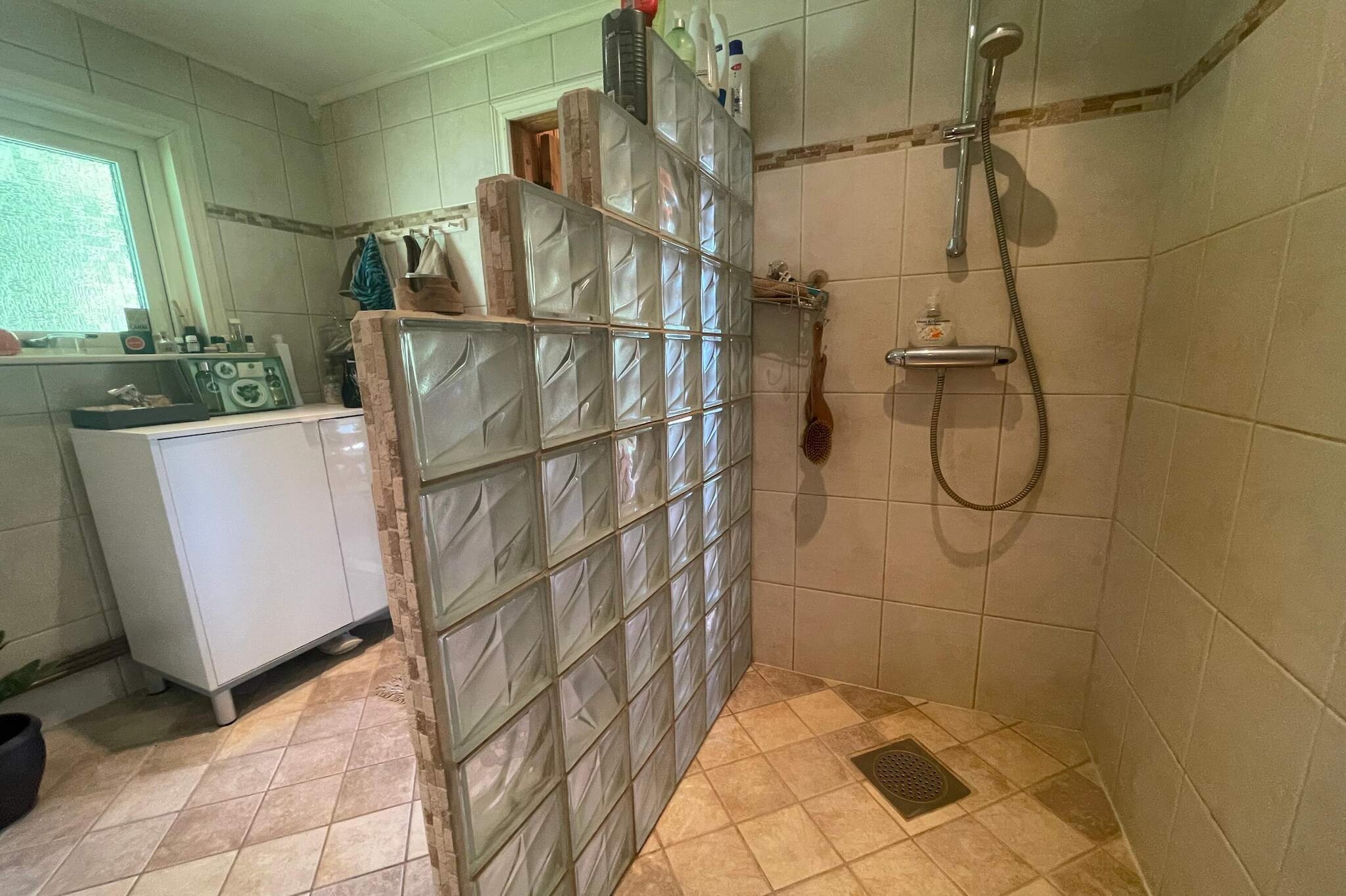 Abgeschiedener Aufenthalt im Wald mit Nebengebäude-Innenbereich