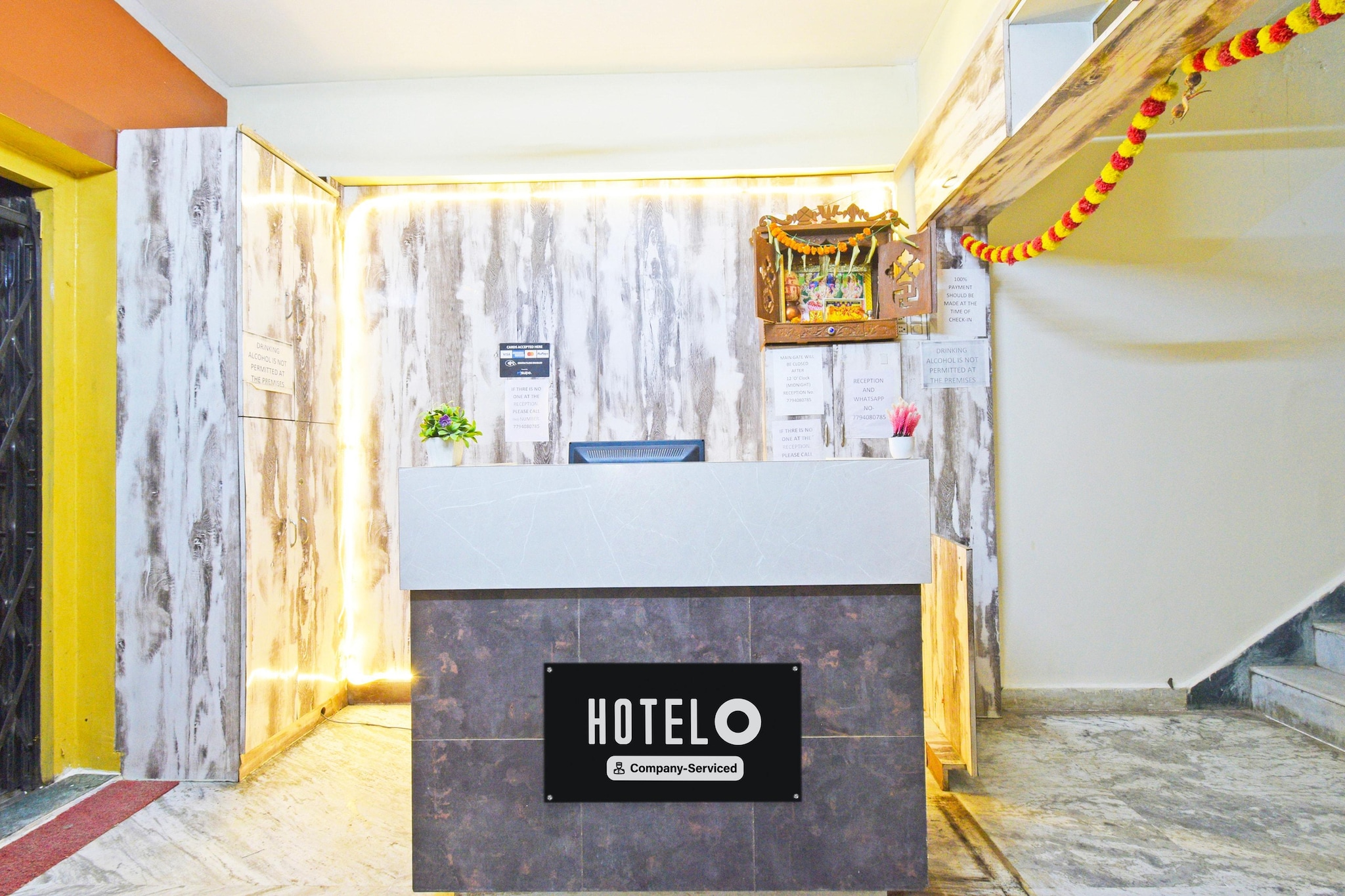 Ground floor: (bedroom(double bed, TV, seating area, air conditioning, Towels incl., telephone), bathroom(bathtub or shower, shower, washbasin, toilet, shampoo, body soap, hot water), Parking, lift)