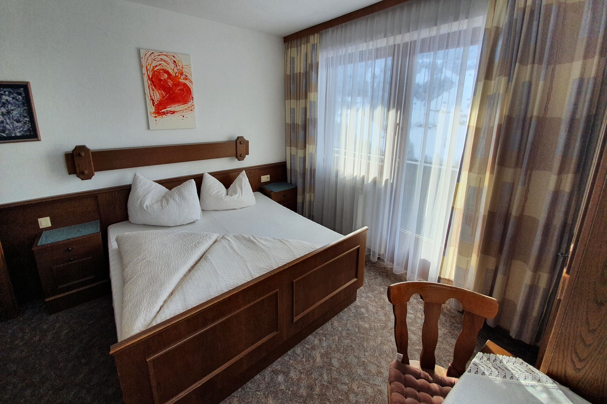 On the 2nd floor: (Large kitchen(TV(satellite), seating area, toaster, oven, fridge-freezer), Bedroom with bathroom(double bed, shower(unit), washbasin, toilet), Bedroom with bathroom(single folding bed, double bed, shower(unit), washbasin, toilet), bathroom(washbasin, toilet))\n\nbalcony, heating(central), garden, garden furniture, BBQ, parking, children\'s bed