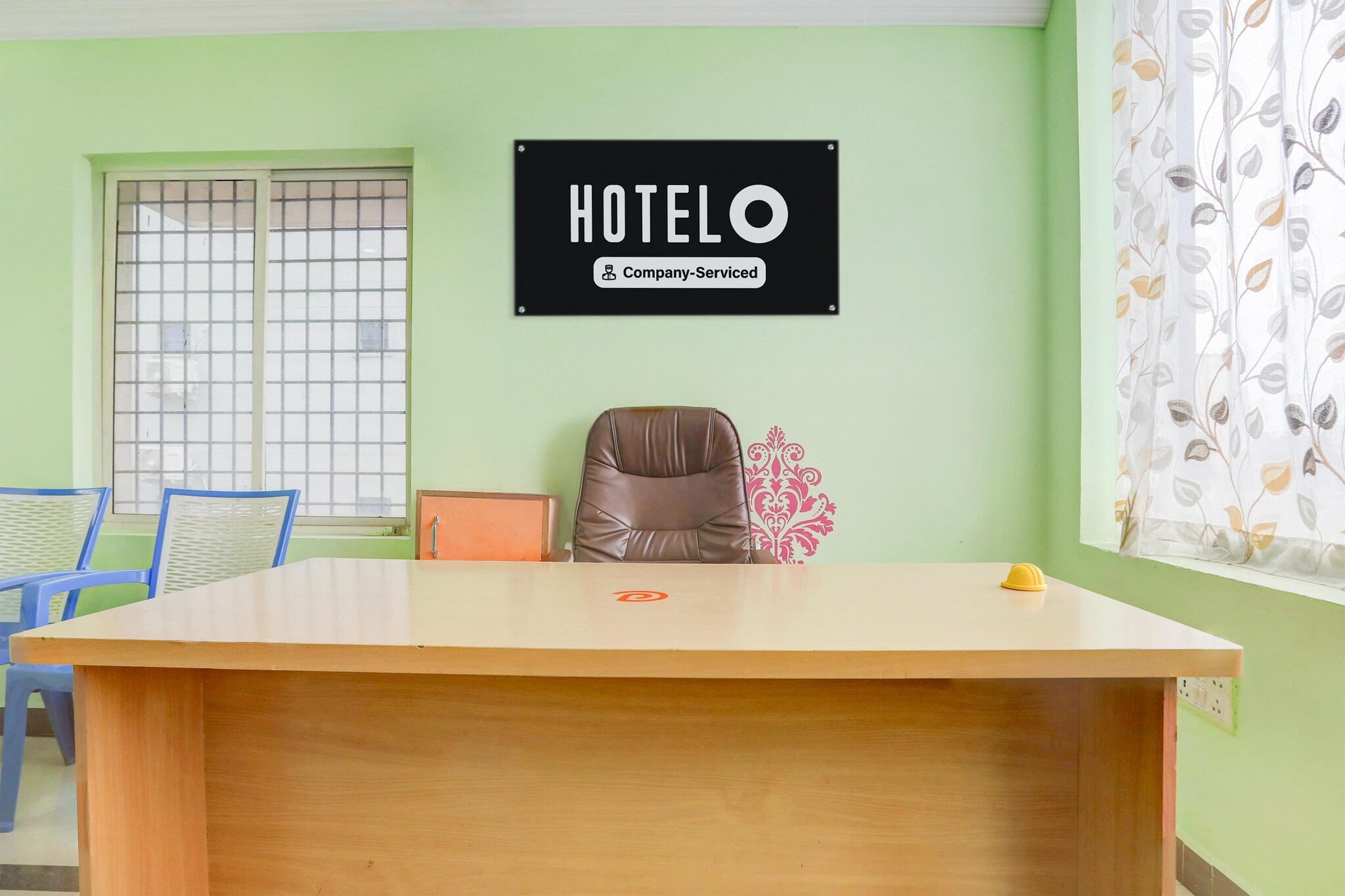 Ground floor: (bedroom(double bed, TV, seating area, air conditioning, lift, Towels incl., telephone), bathroom(bathtub or shower, shower, washbasin, toilet, shampoo, body soap, hot water), Parking)