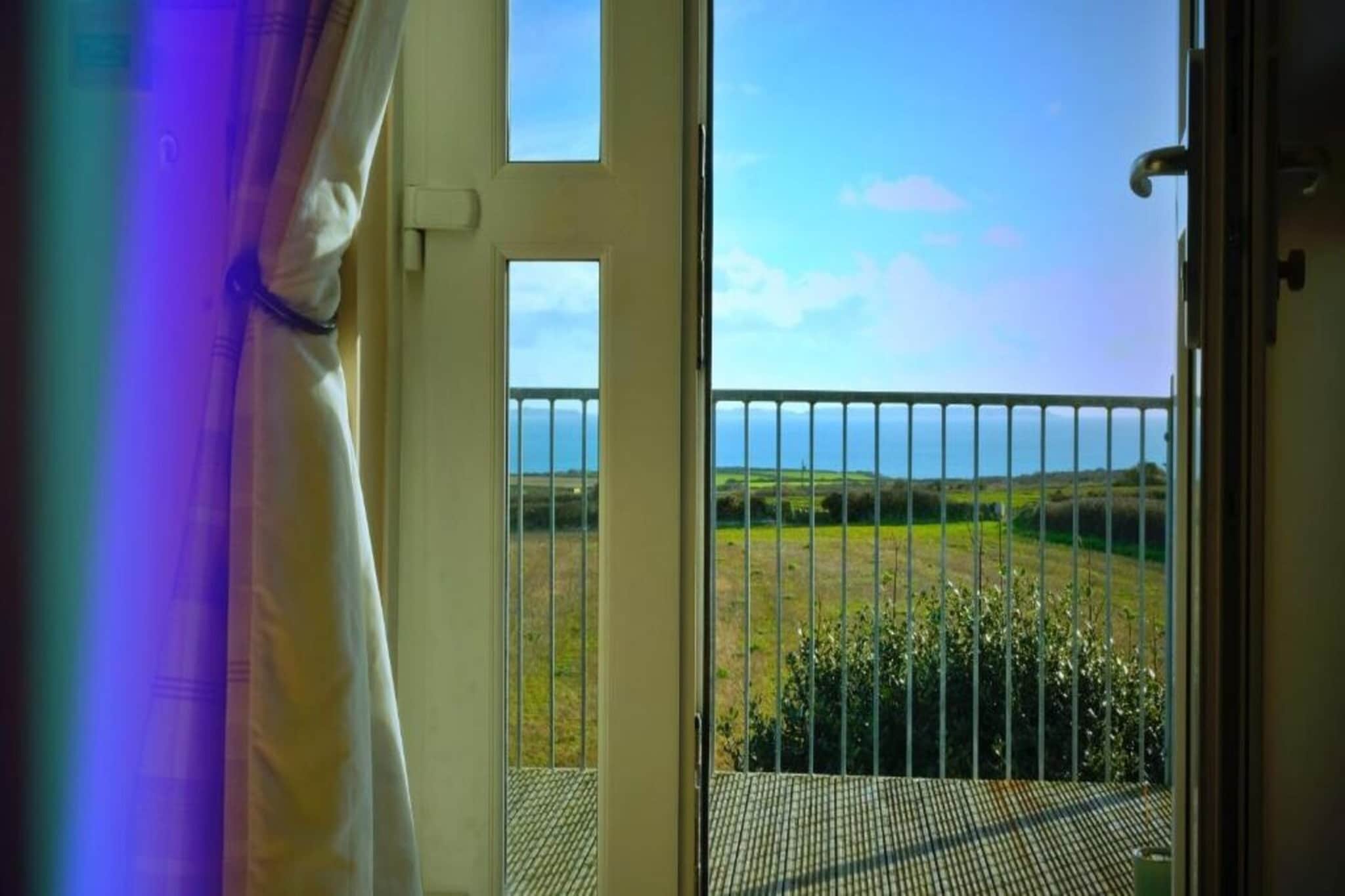 EN_HFT001_Superior Triple Bed Apartment with sea view - Slaapkamer