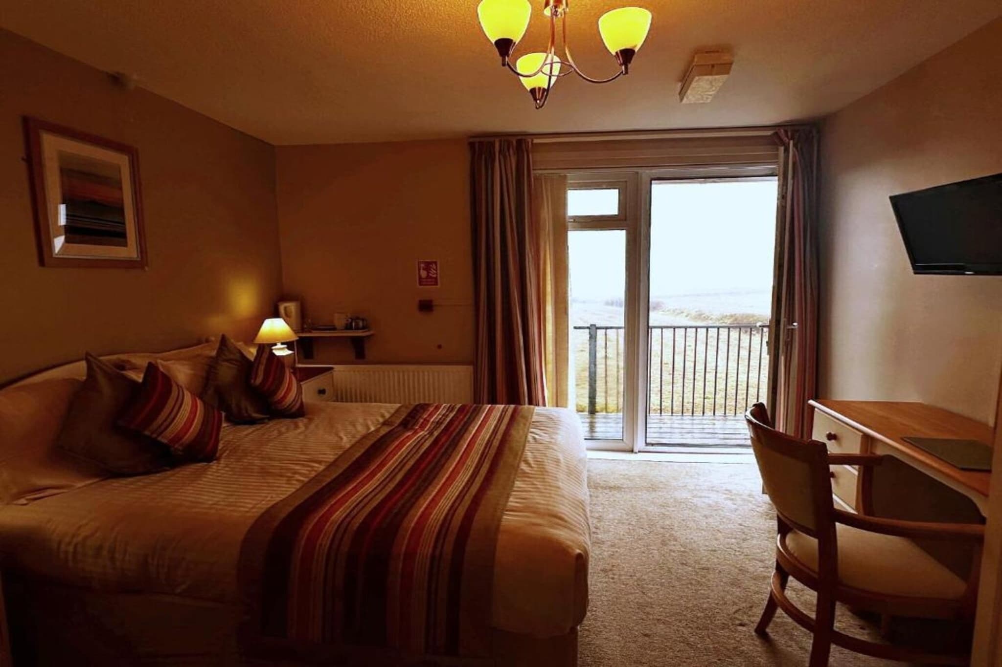 EN_HFT001_Superior Triple Bed Apartment with sea view - Slaapkamer