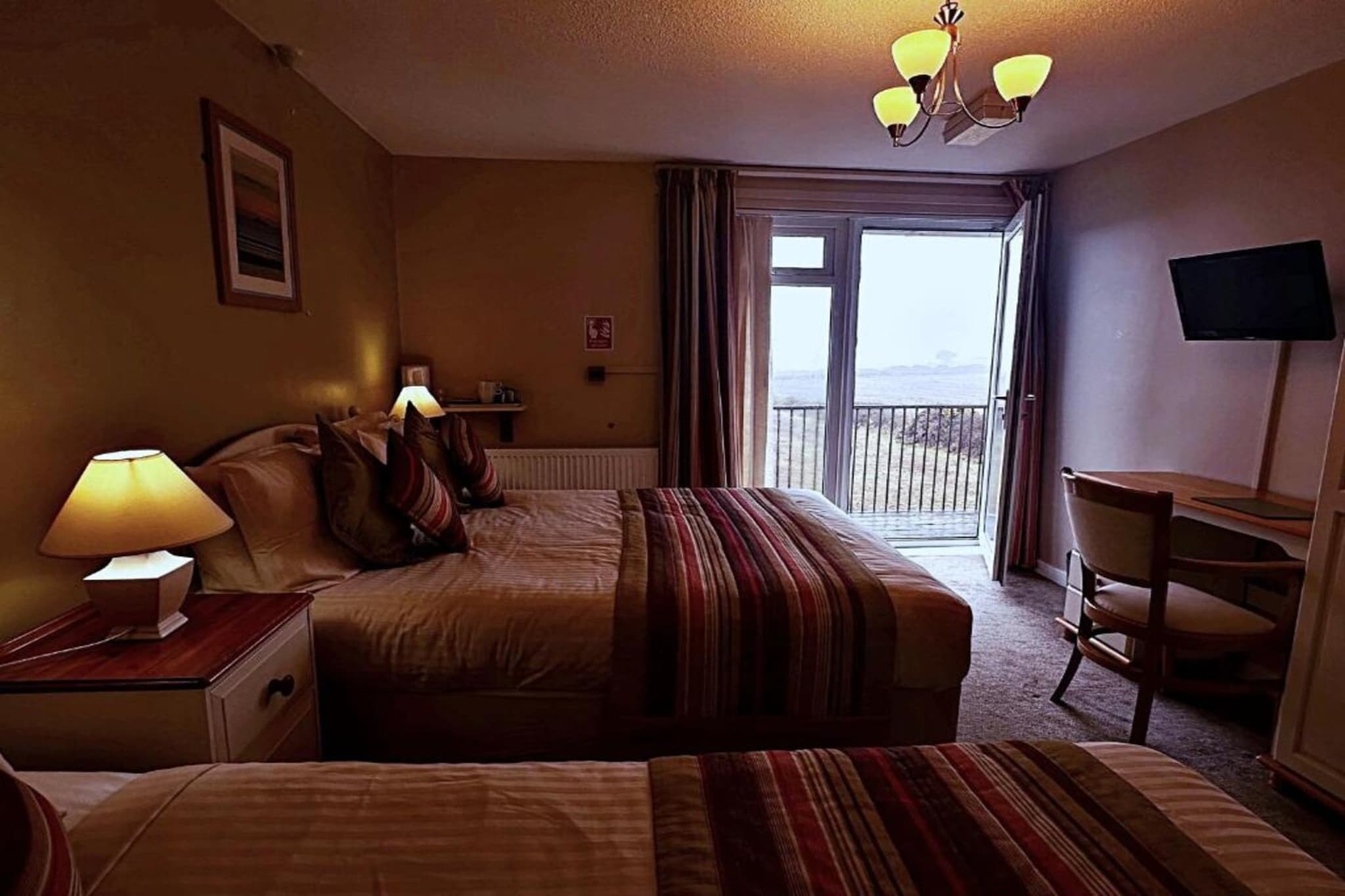 EN_HFT001_Superior Triple Bed Apartment with sea view - Slaapkamer