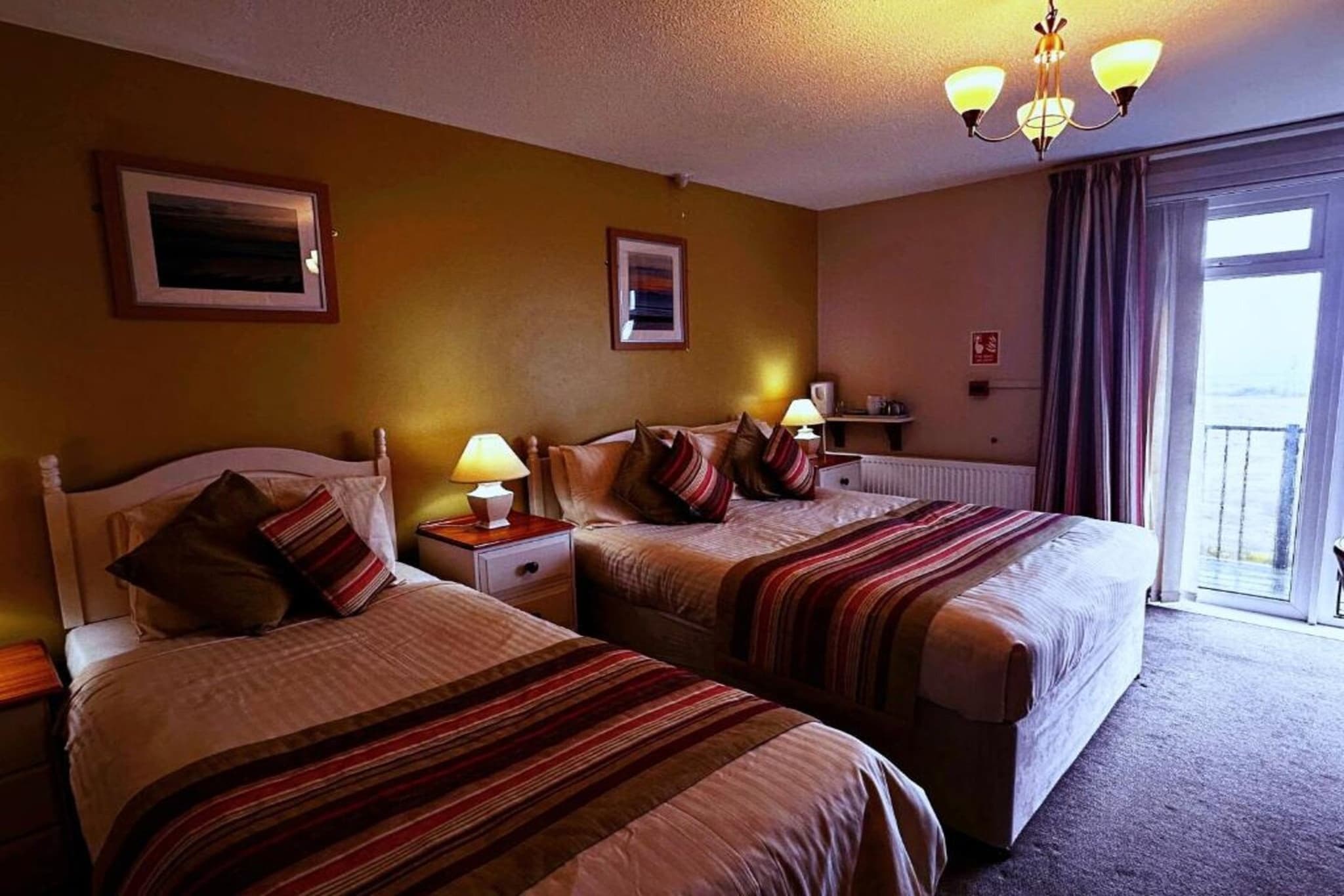 EN_HFT001_Superior Triple Bed Apartment with sea view - Slaapkamer