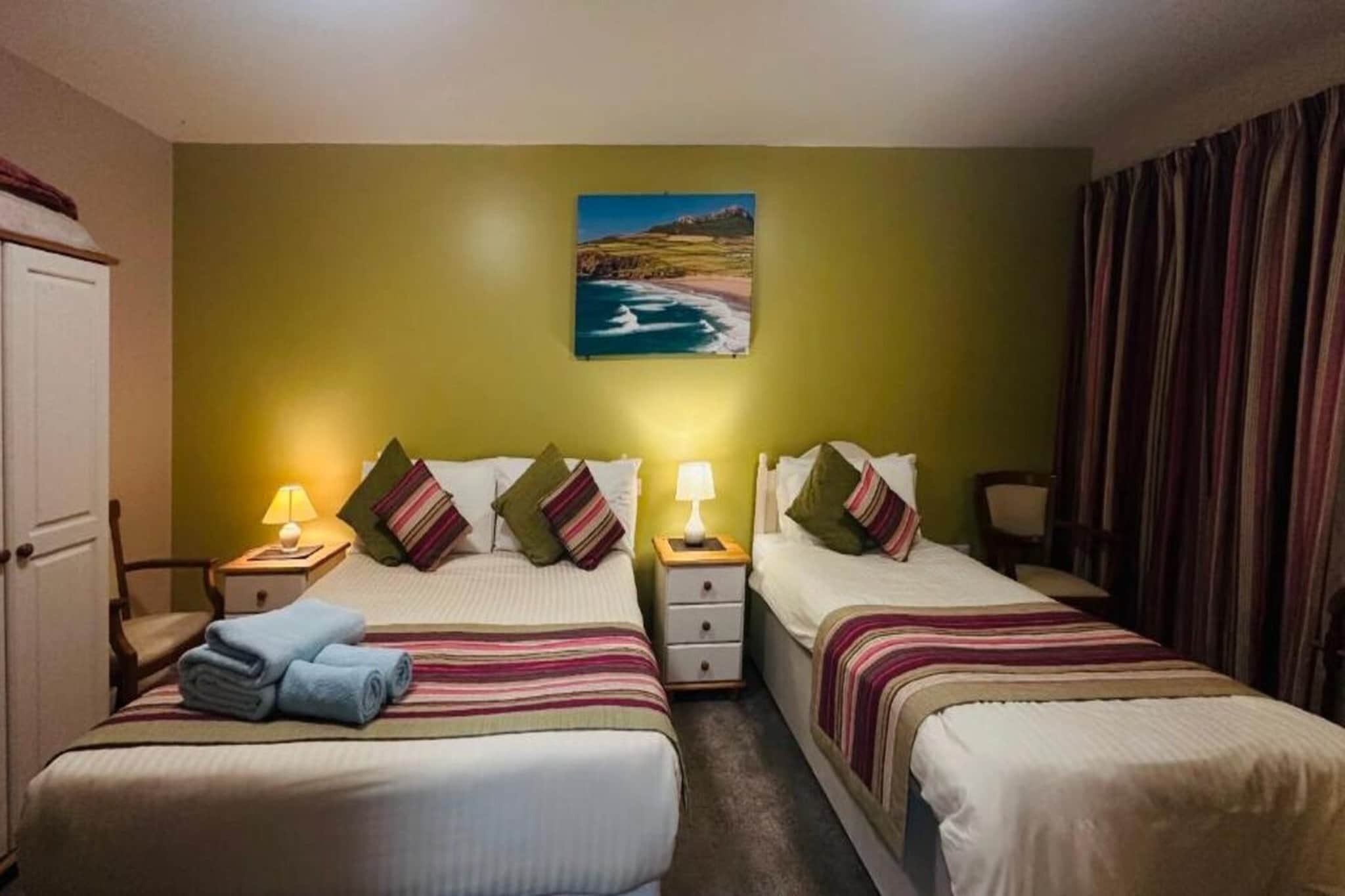 EN_HFT001_Superior Triple Bed Apartment with sea view - Slaapkamer