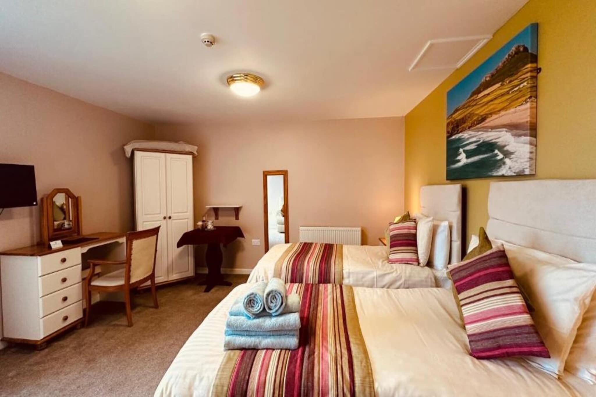 EN_HFT001_Superior Triple Bed Apartment with sea view - Slaapkamer