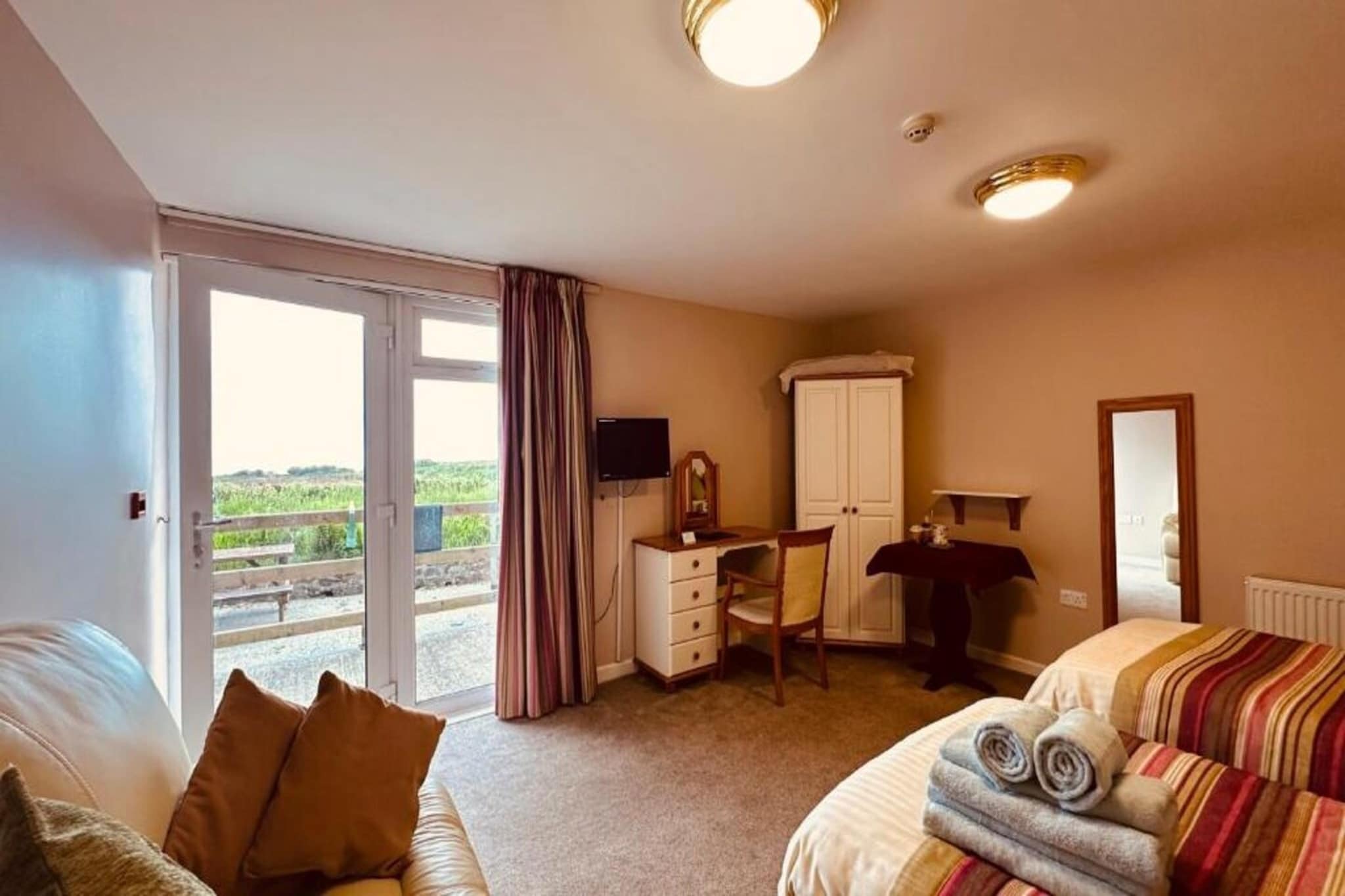 EN_HFT001_Superior Triple Bed Apartment with sea view - Slaapkamer