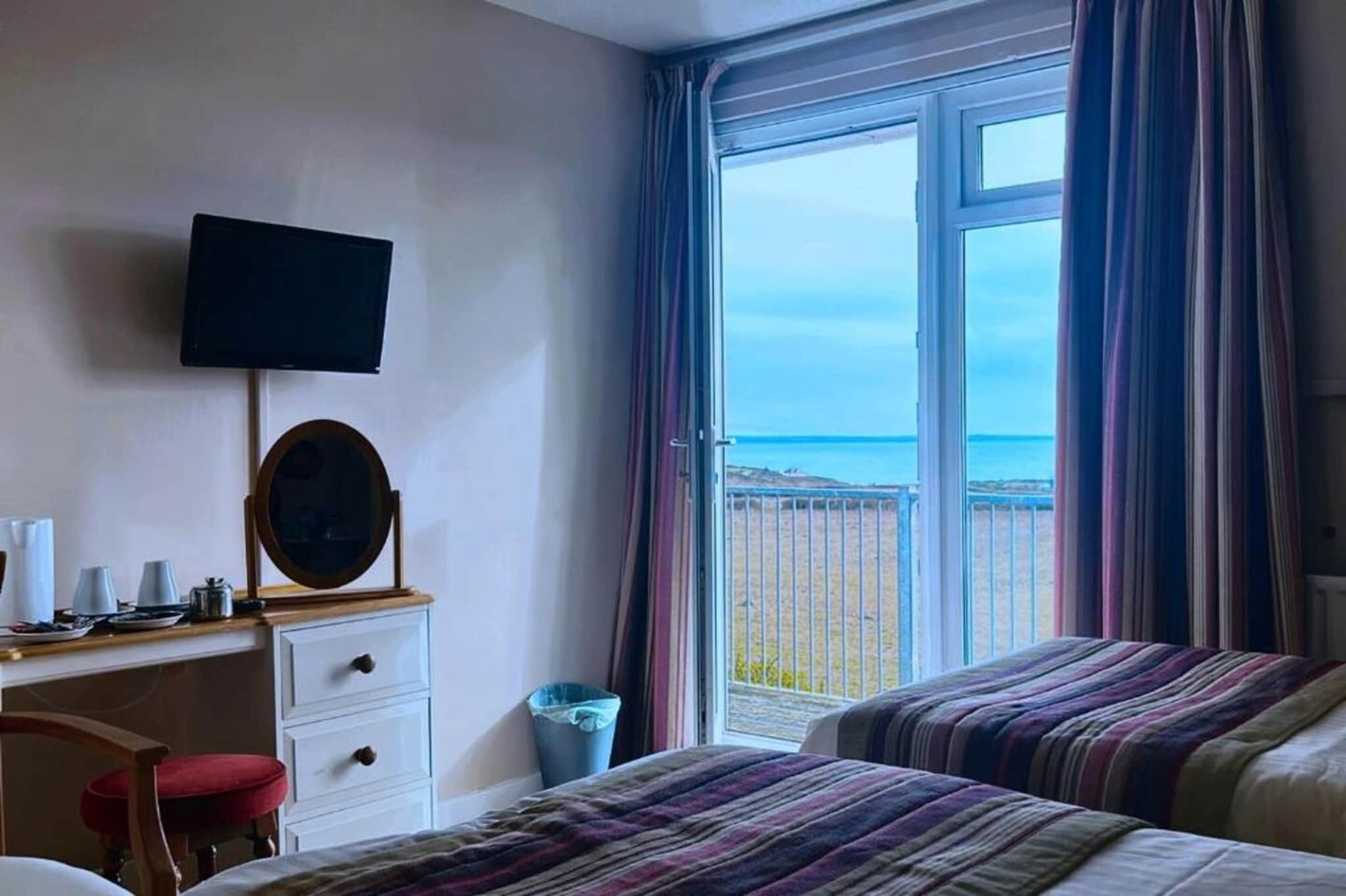 EN_HFT001_Superior Triple Bed Apartment with sea view - Slaapkamer