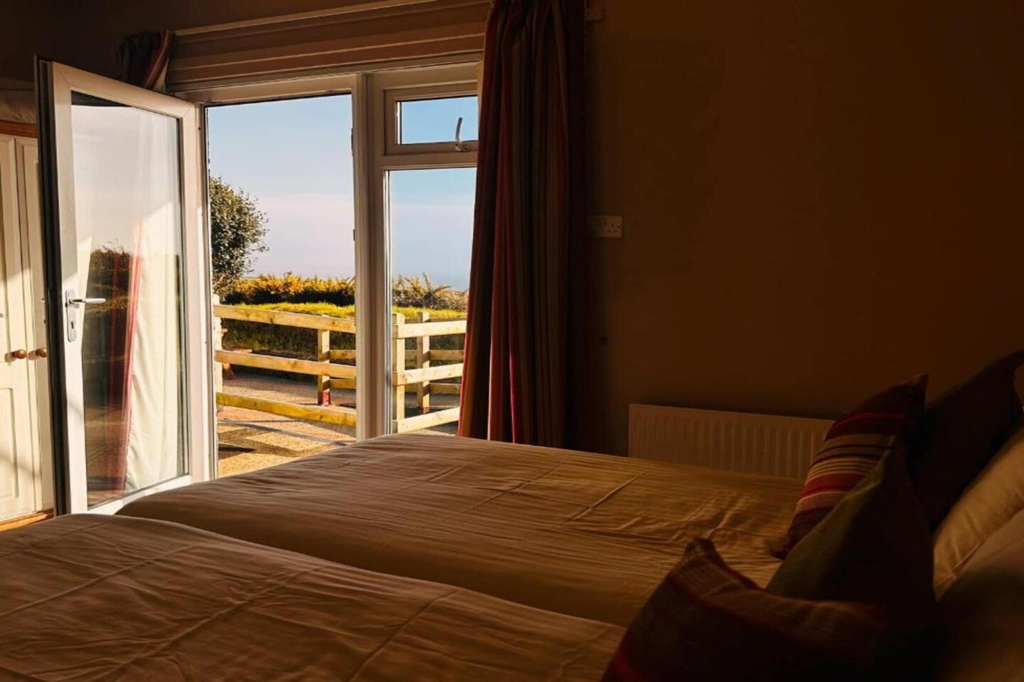 EN_HFT001_Superior Triple Bed Apartment with sea view - Slaapkamer