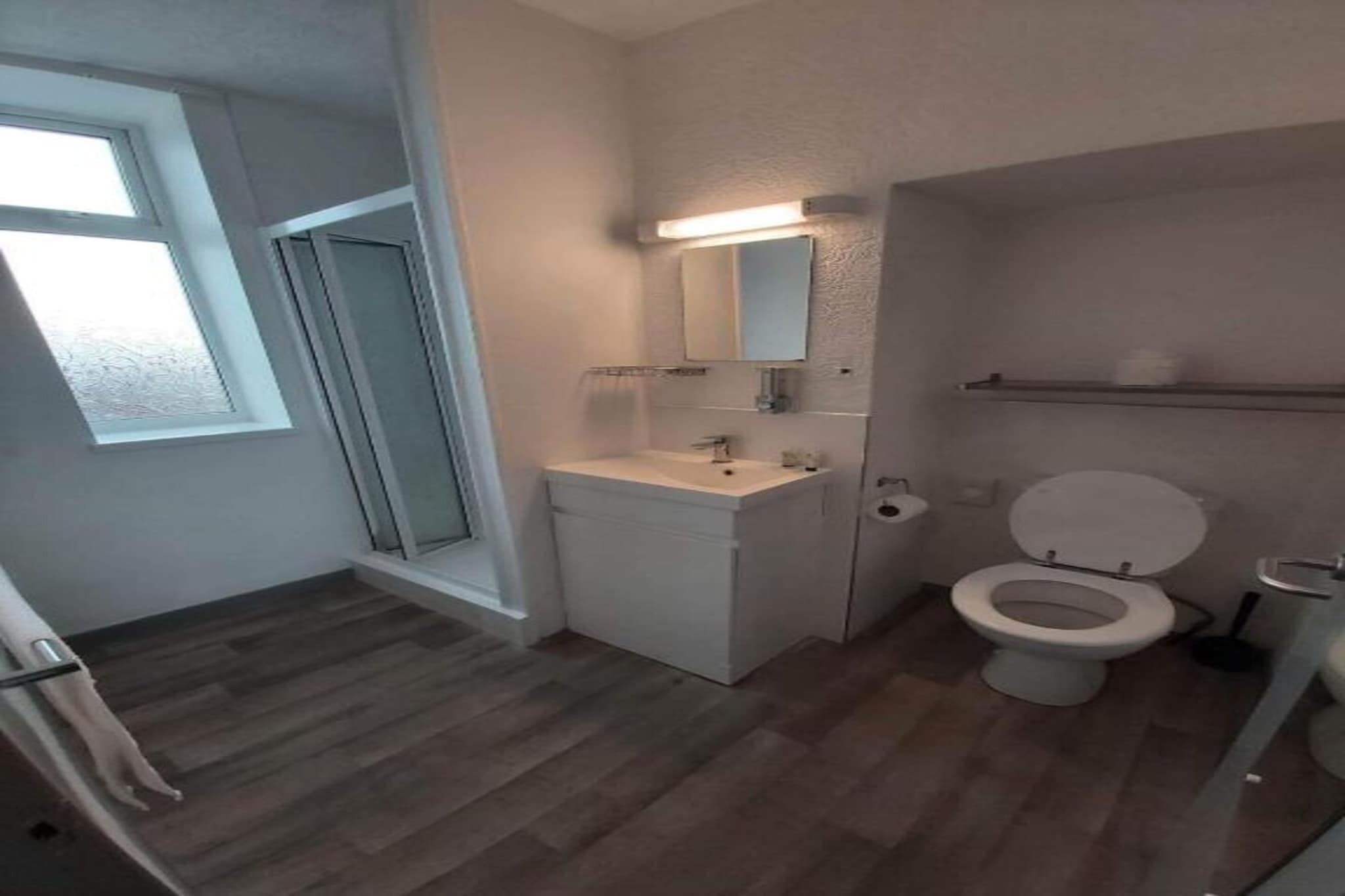 EN_SES015_Standard Single Room-Bathroom