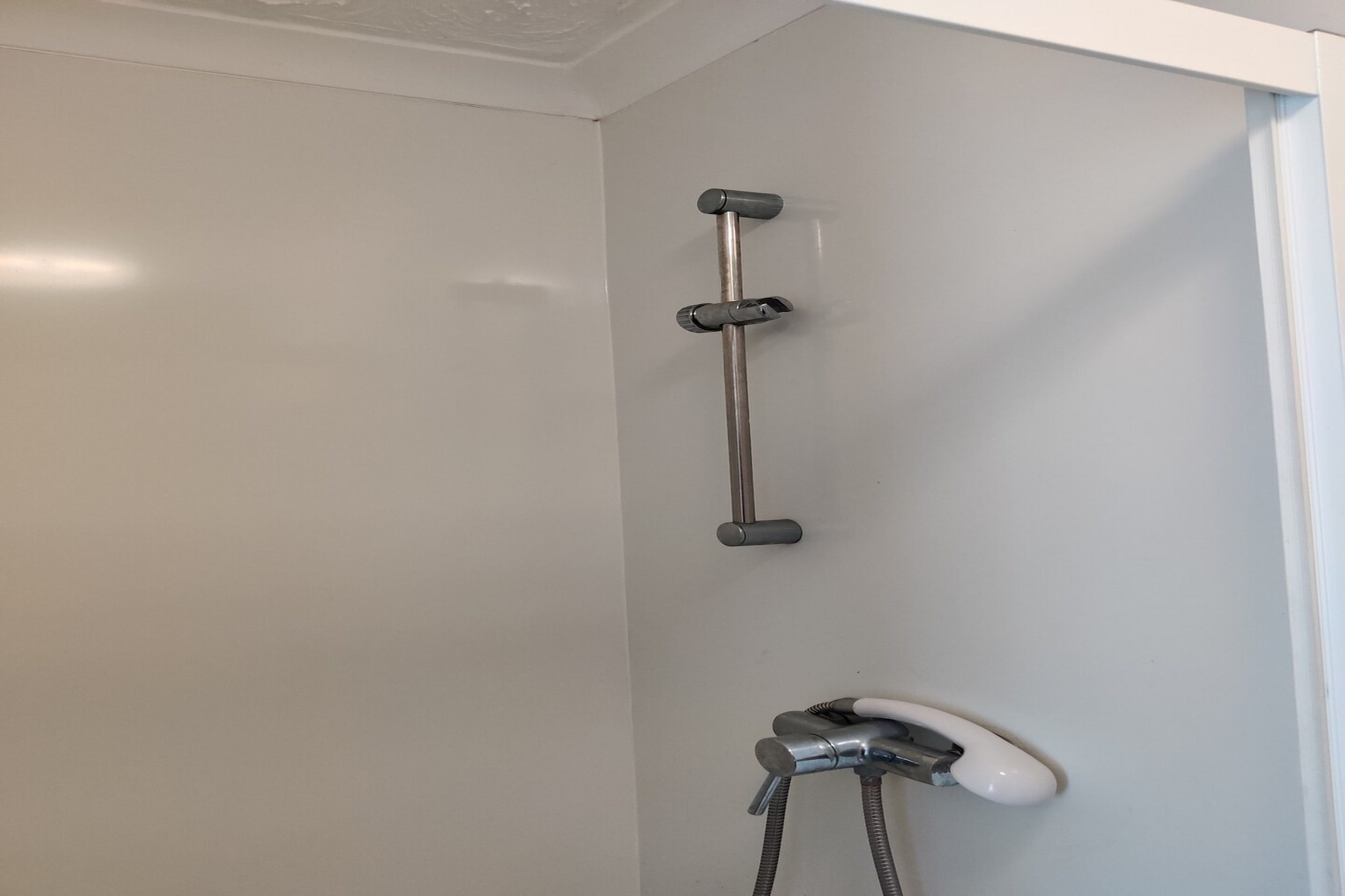 Standard Twin Room-Bathroom
