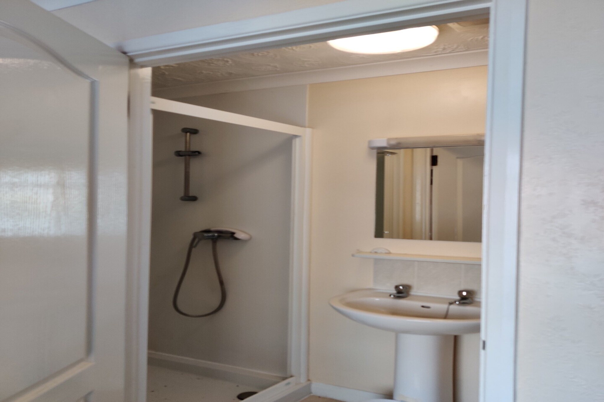 Standard Twin Room-Bathroom