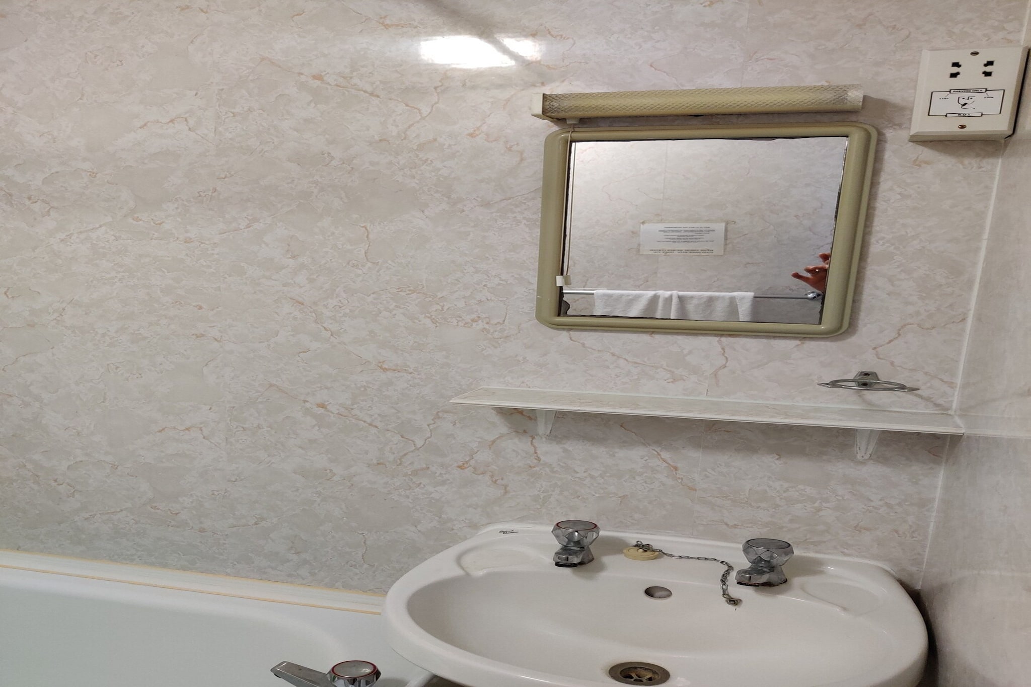 Standard Twin Room-Bathroom