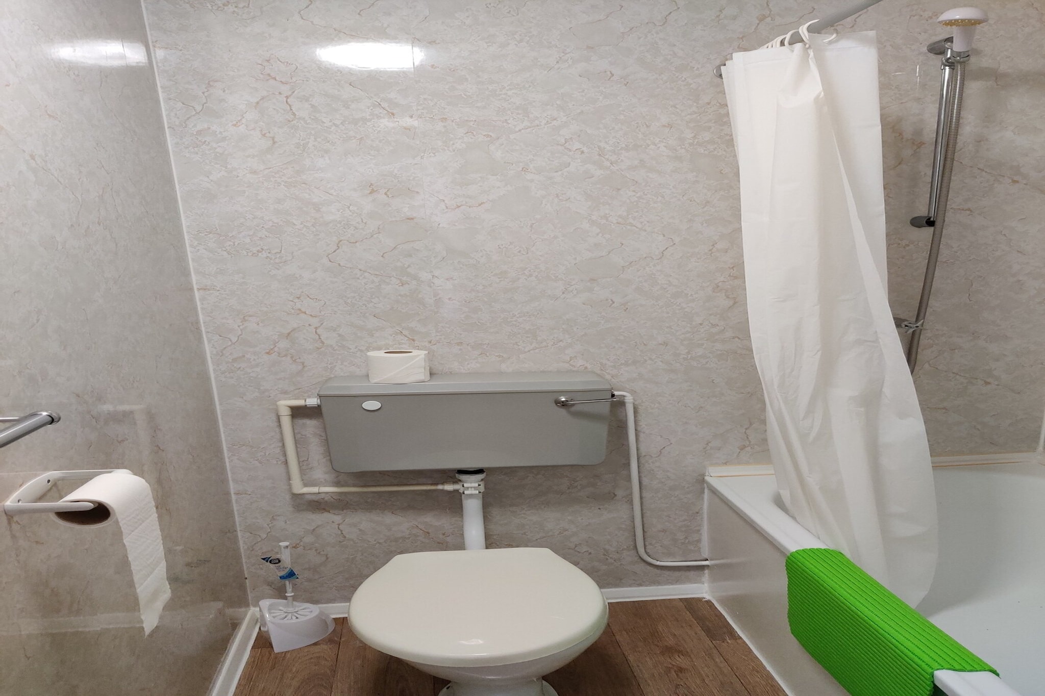 Standard Twin Room-Bathroom