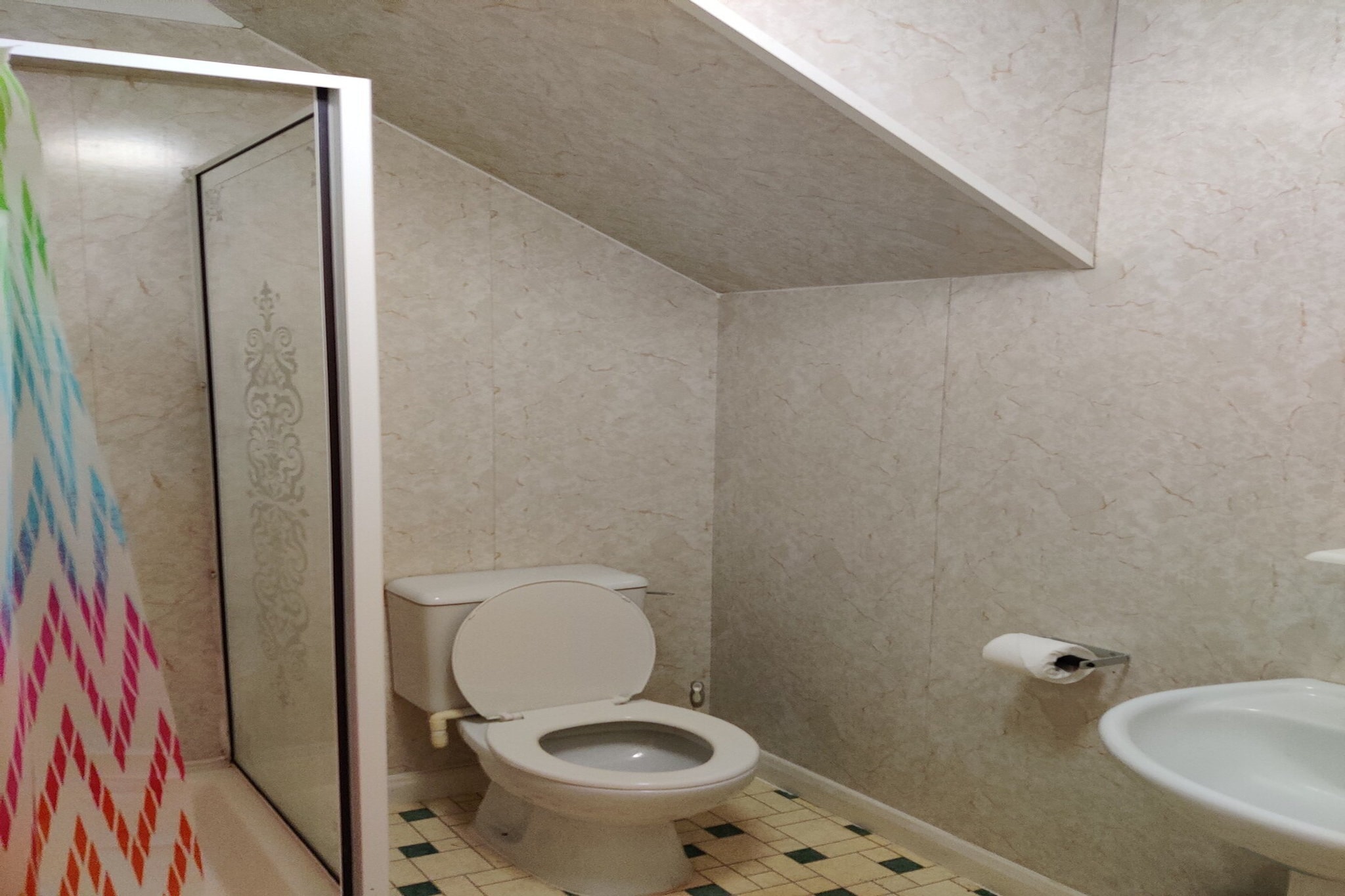 Standard Twin Room-Bathroom