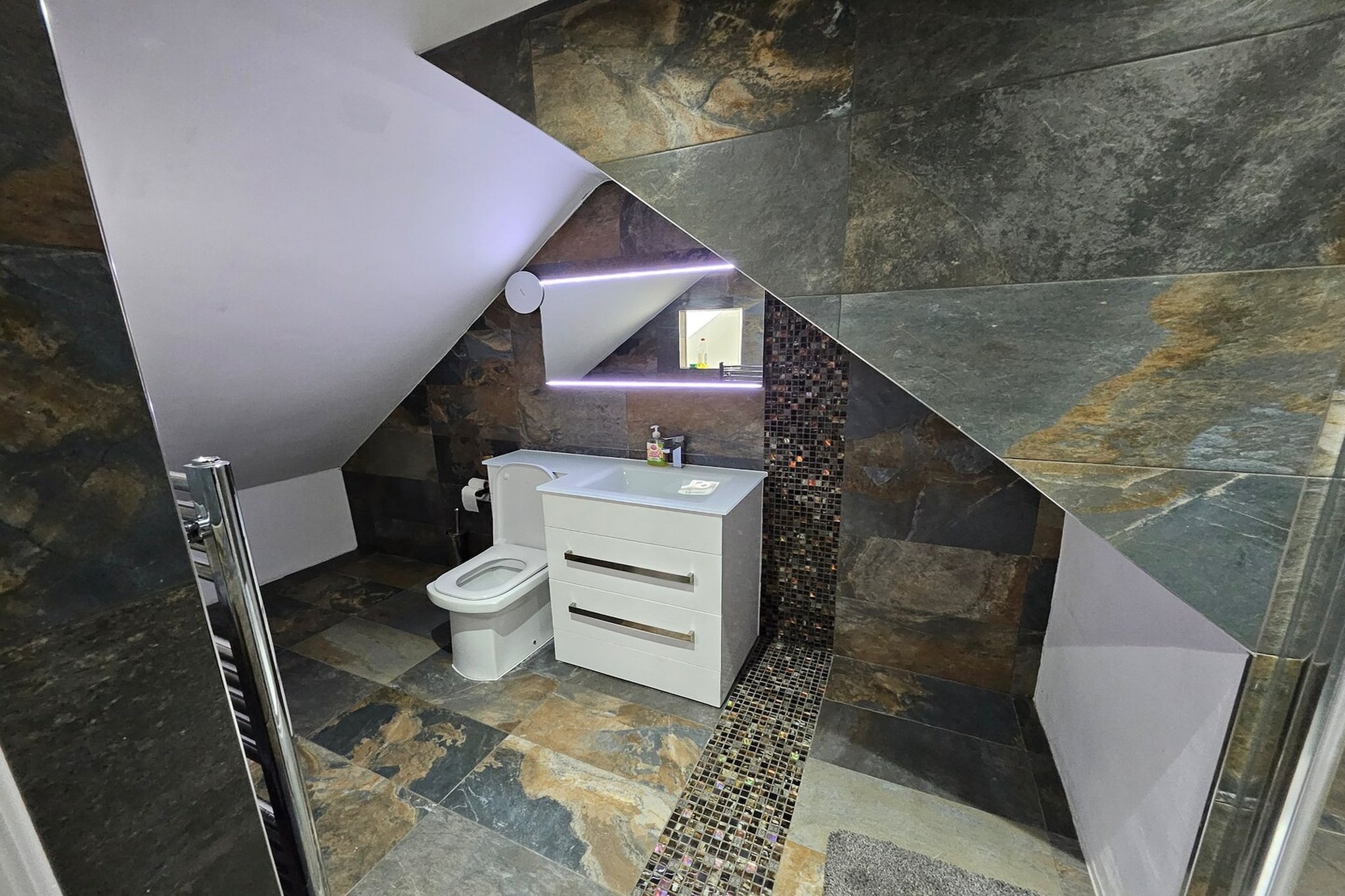 Standard Single Room - Shared_EN_WOR002-Bathroom