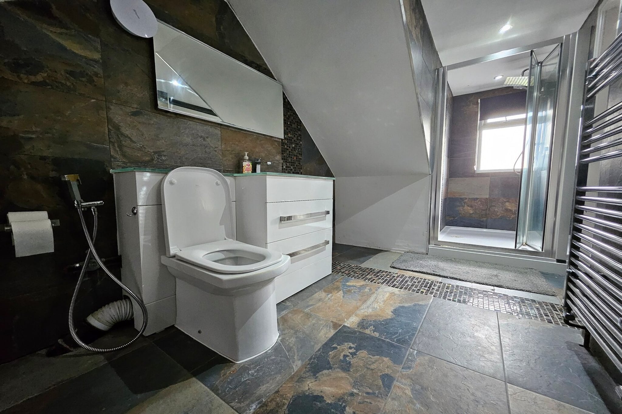 Standard Single Room - Shared_EN_WOR002-Bathroom