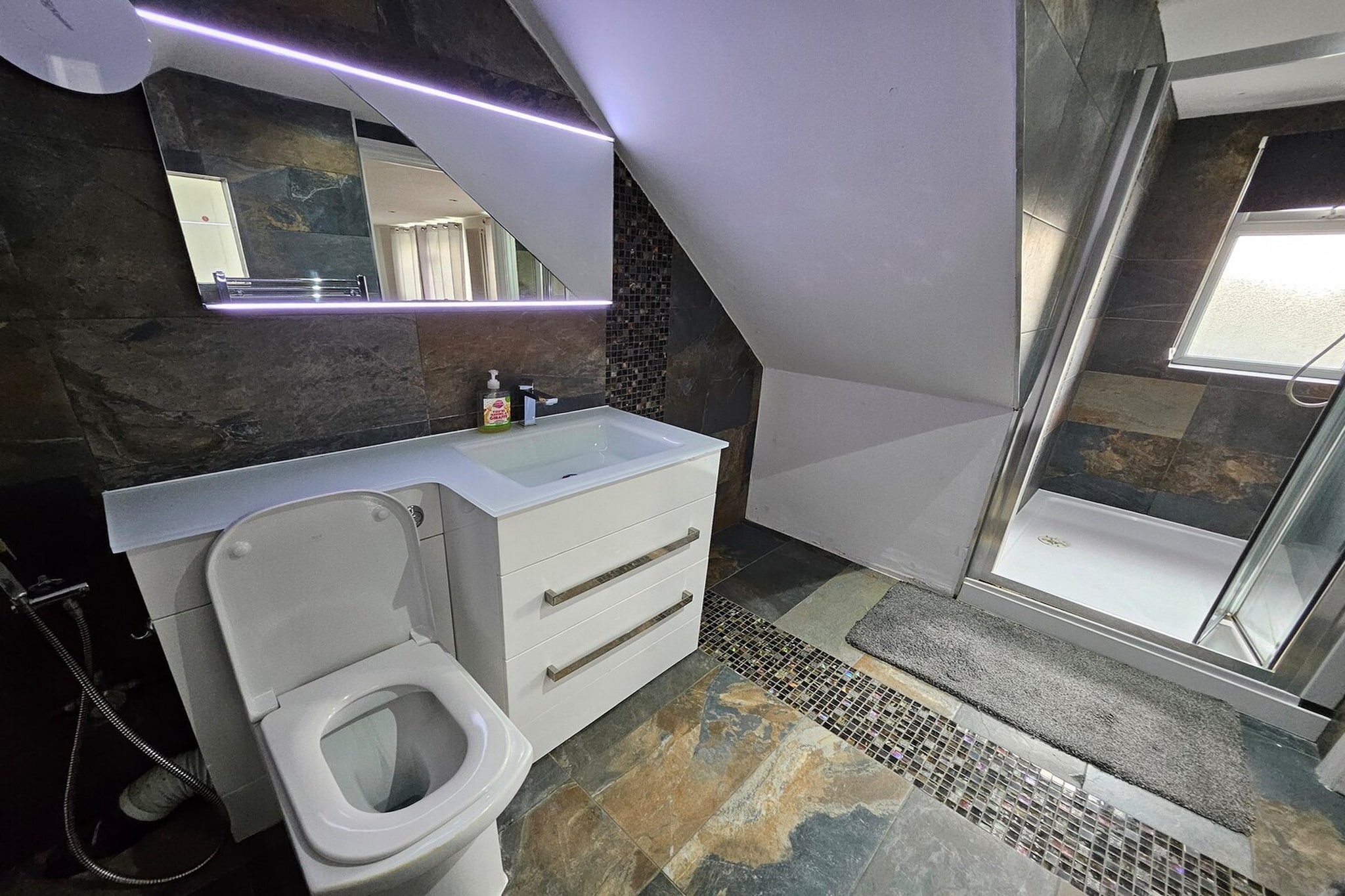 Standard Single Room - Shared_EN_WOR002-Bathroom