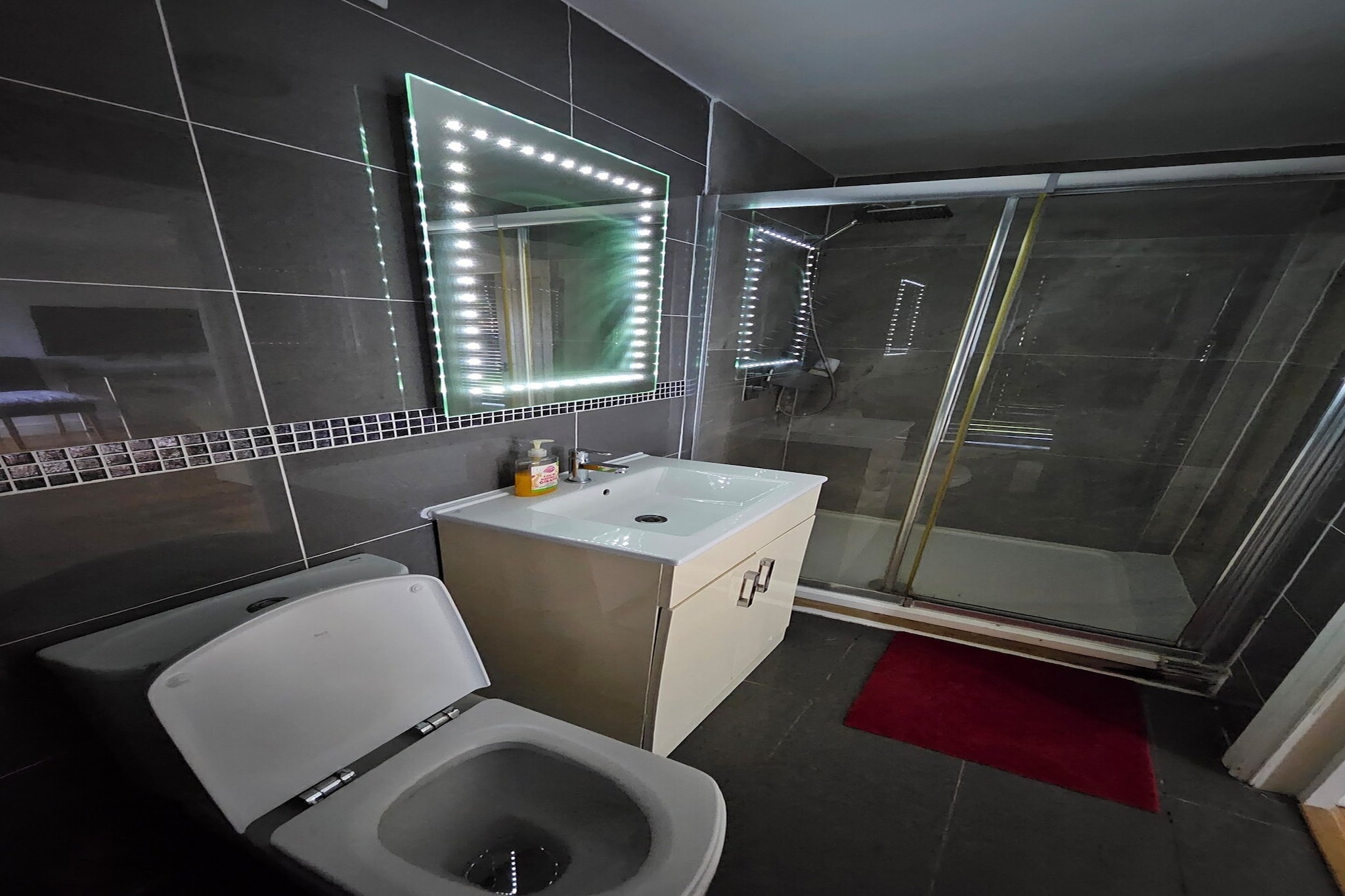 Standard Single Room - Shared_EN_WOR002-Bathroom