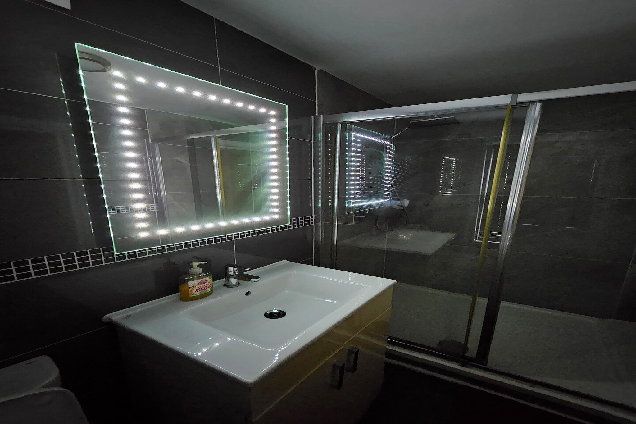 Standard Single Room - Shared_EN_WOR002-Bathroom