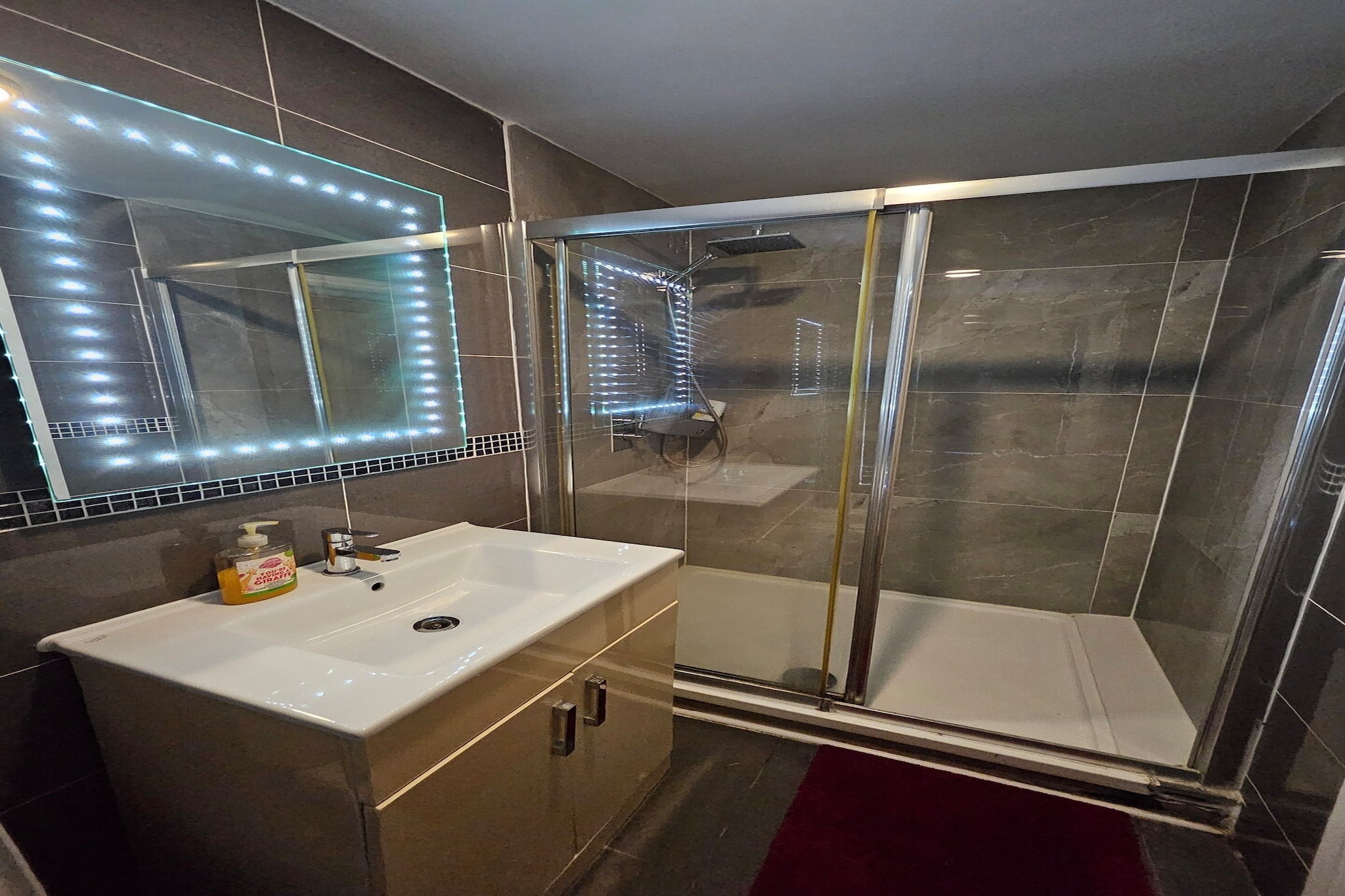 EN_WOR002_Three Bed Room Apartment (12 guests) - Bathroom