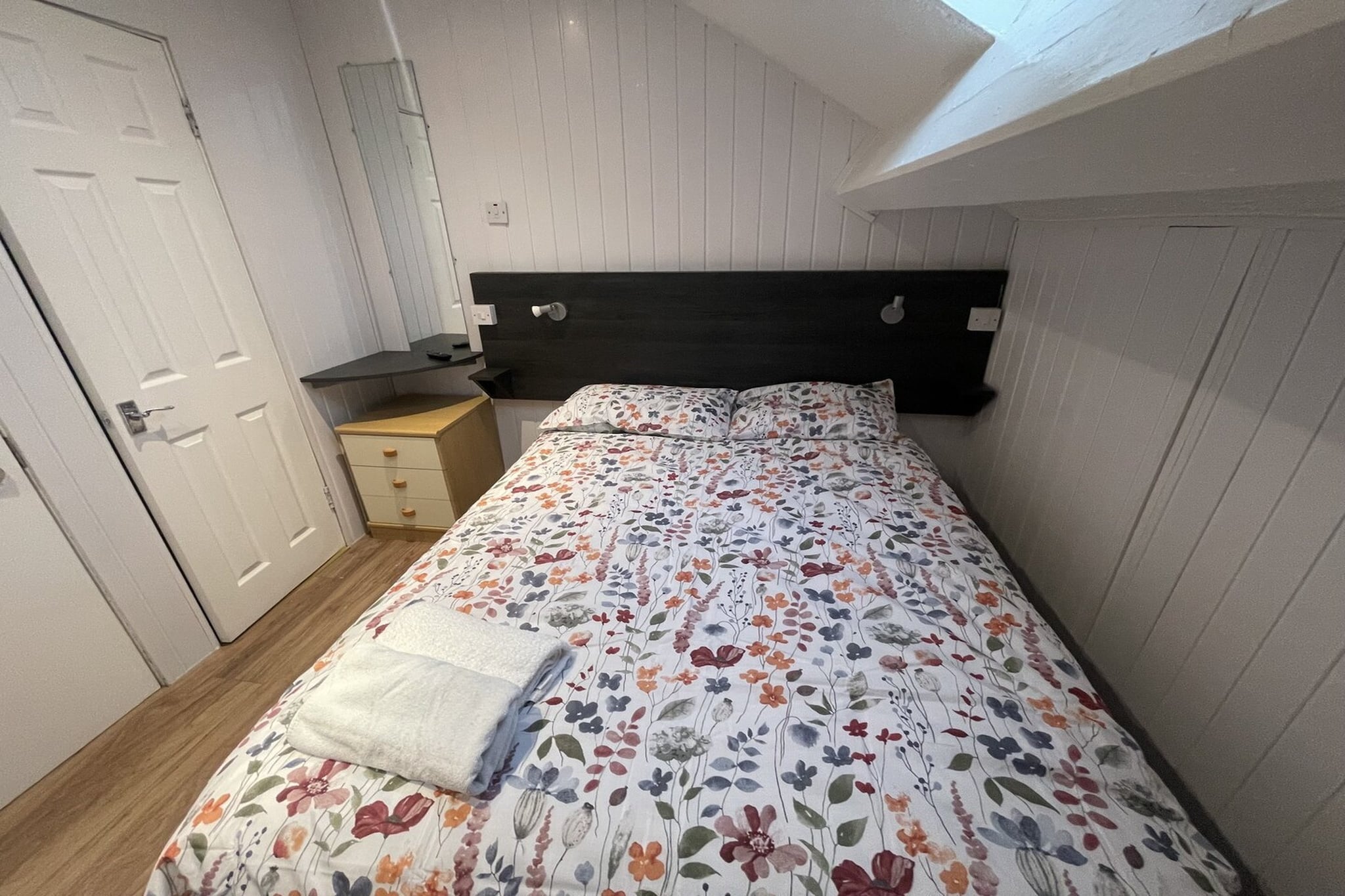 NI_BLT006_Standard Double Room-Bedroom