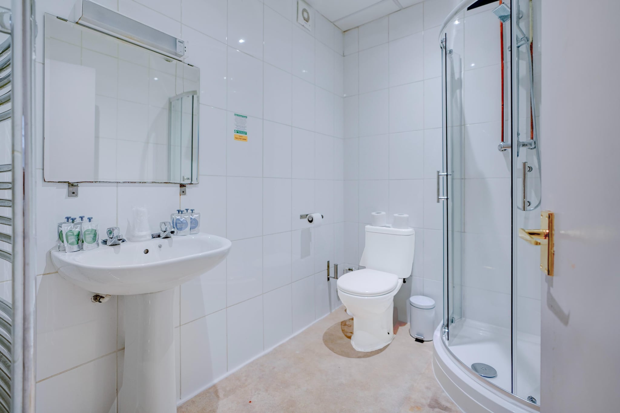 WL_CDF002_Deluxe Quad Room - Badkamer