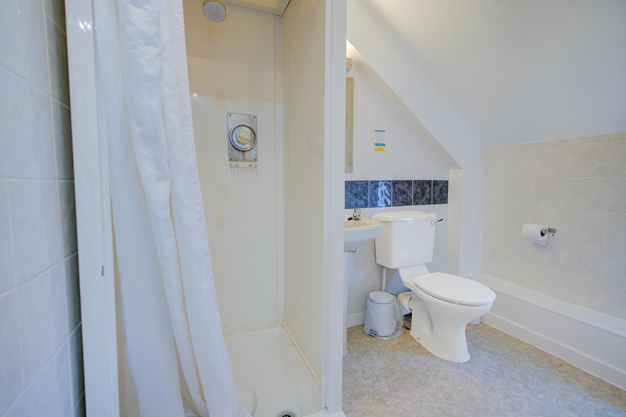 WL_CDF002_Standard Single Room - Badkamer