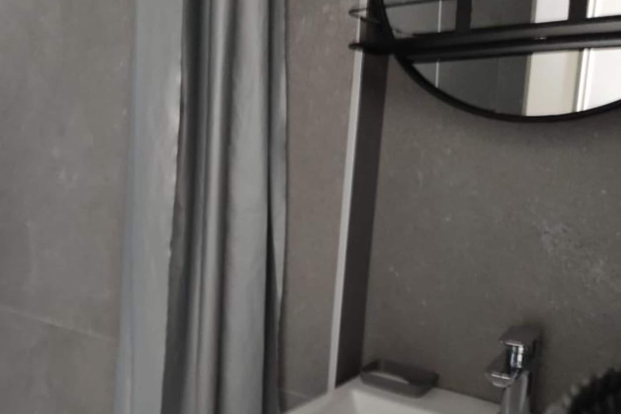 Modern Beachfront Apartments near Šibenik - Classic  Studio Apartment with Balcony and Sea View-Badkamer