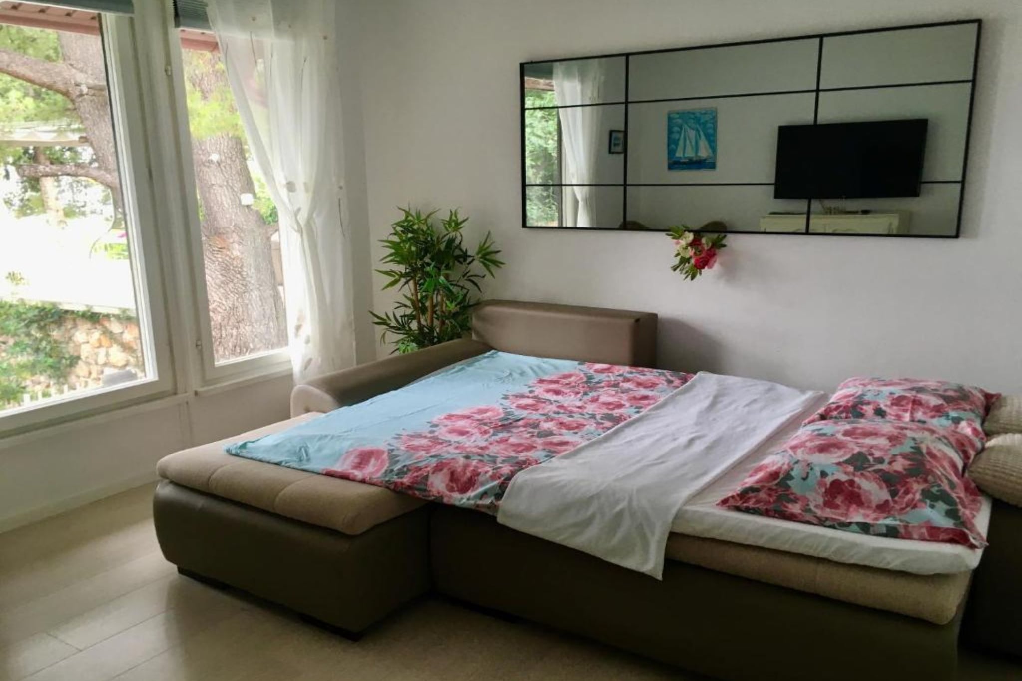 Beach House - 2m from beach - Three Bedroom House-Slaapkamer