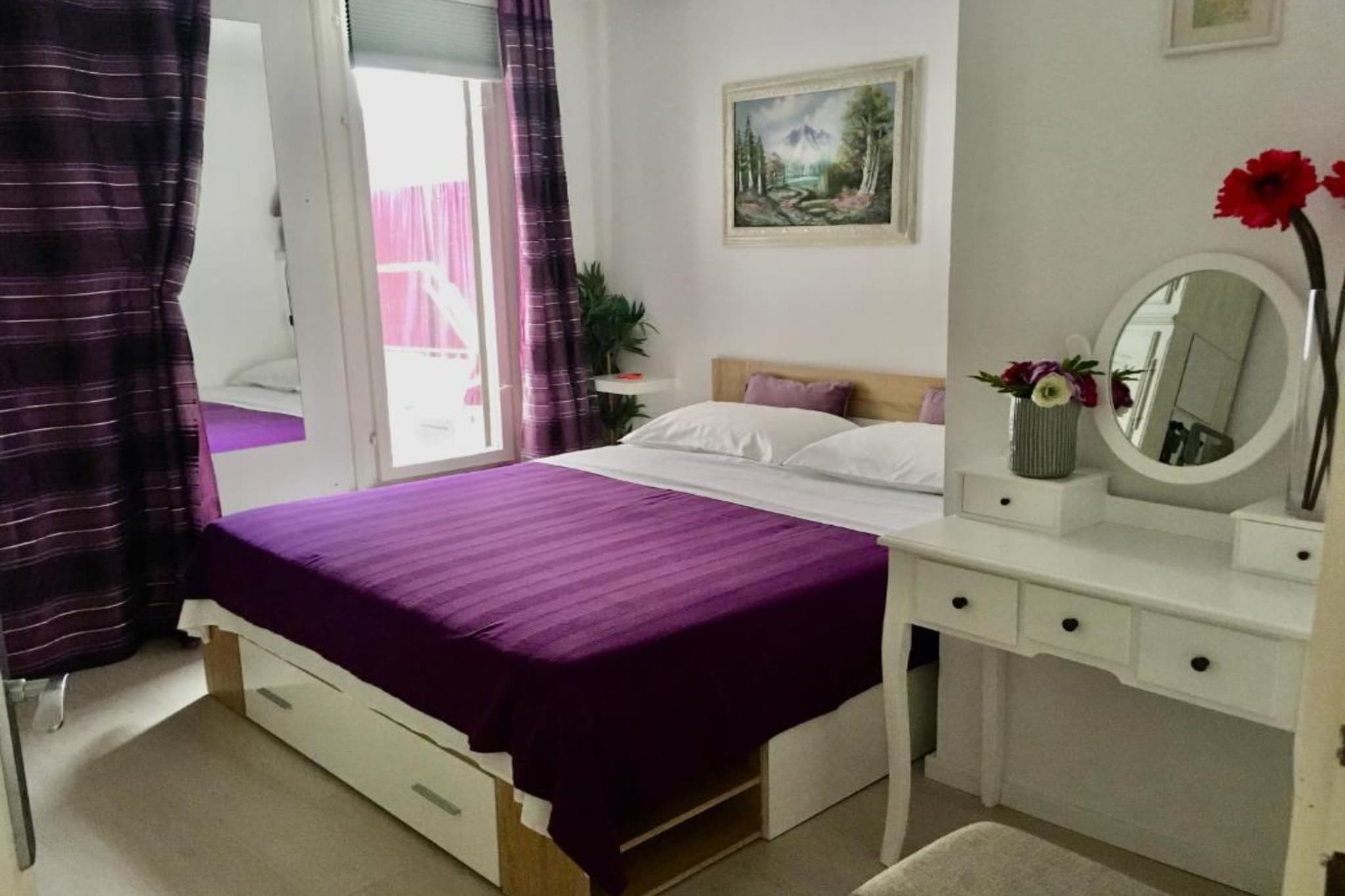 Beach House - 2m from beach - Three Bedroom House-Slaapkamer