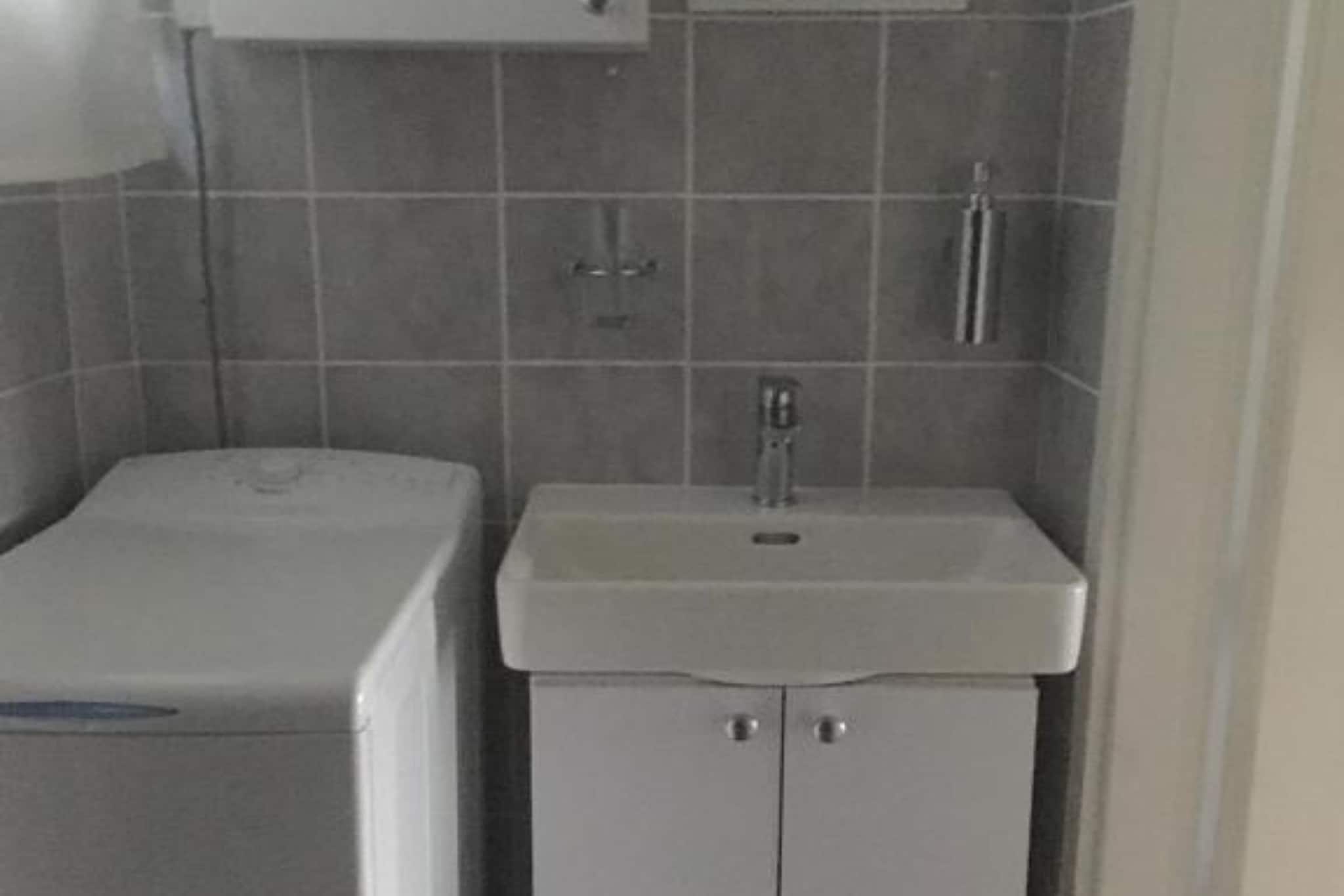 Beach House - 2m from beach - Three Bedroom House-Badkamer