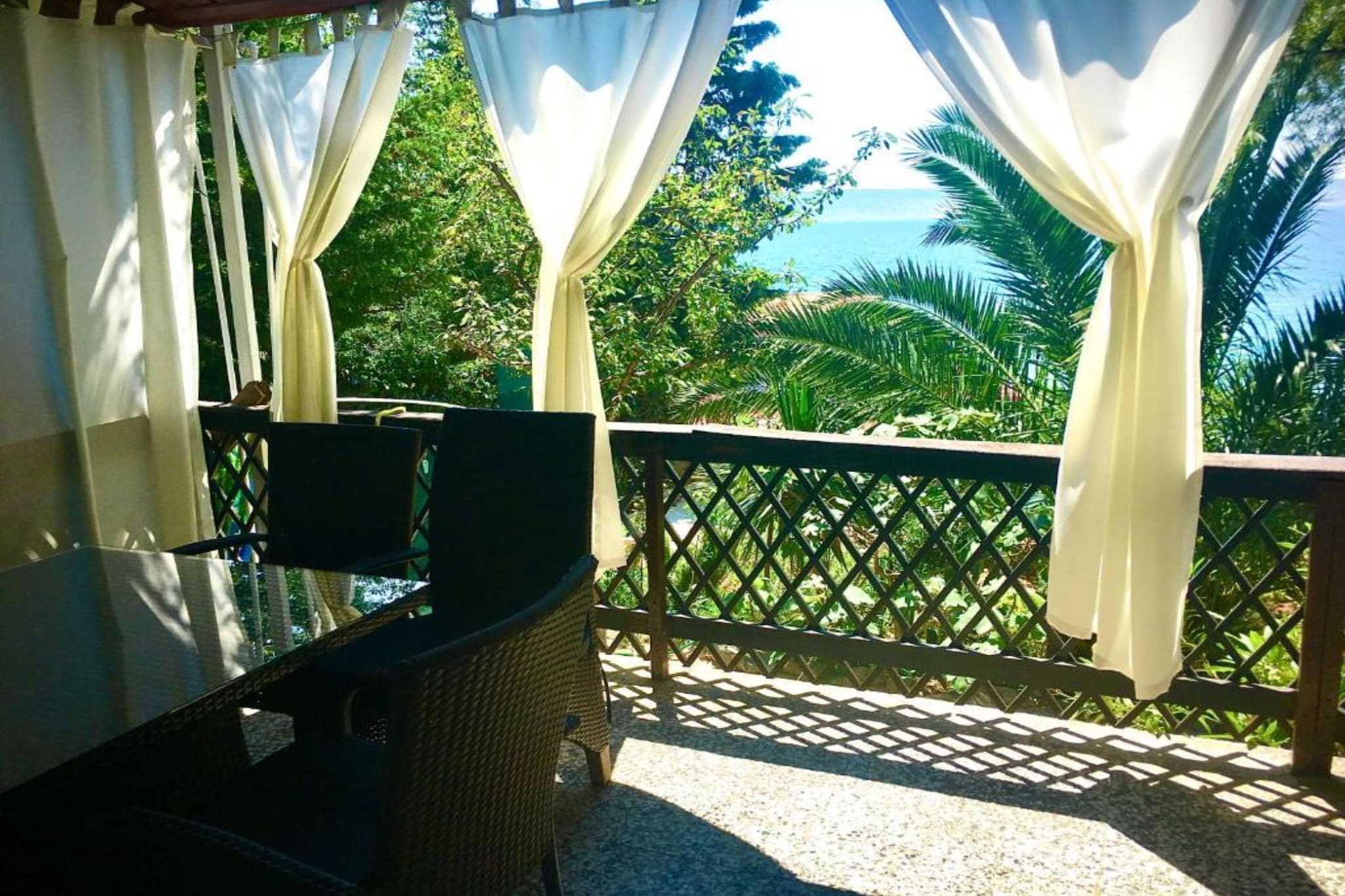 Beach House - 2m from beach - Three Bedroom House-Terrasbalkon